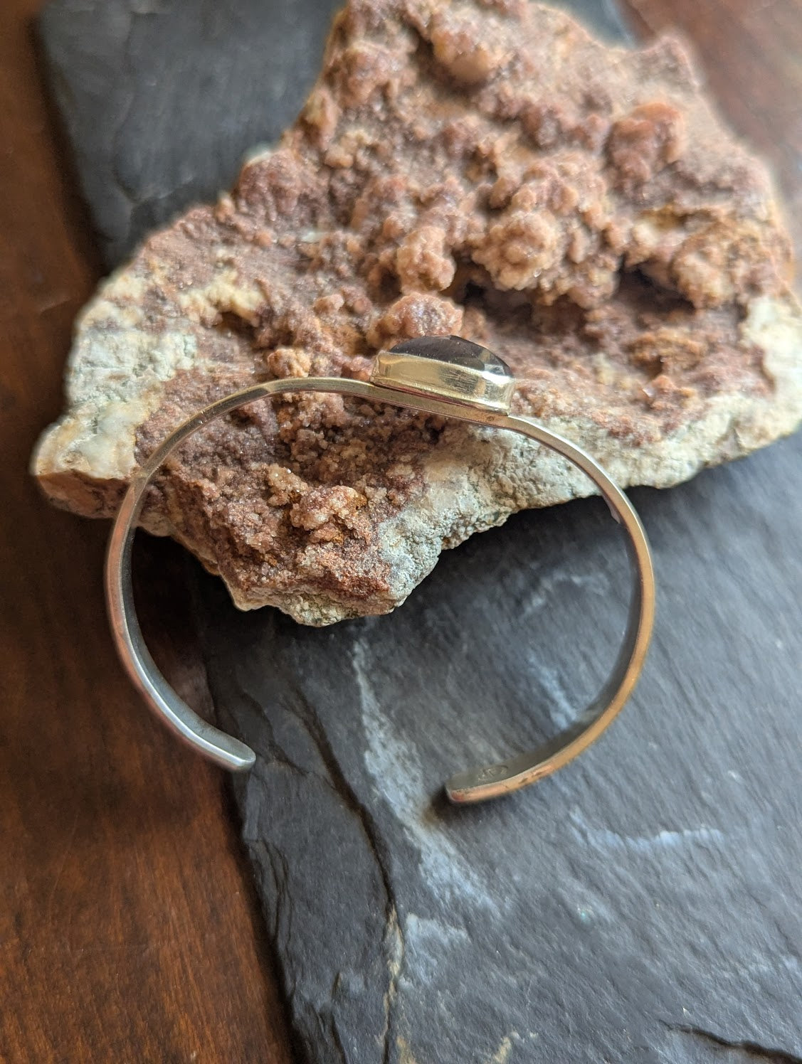 Brazalete de plata de ley con piedra solar negra estampada