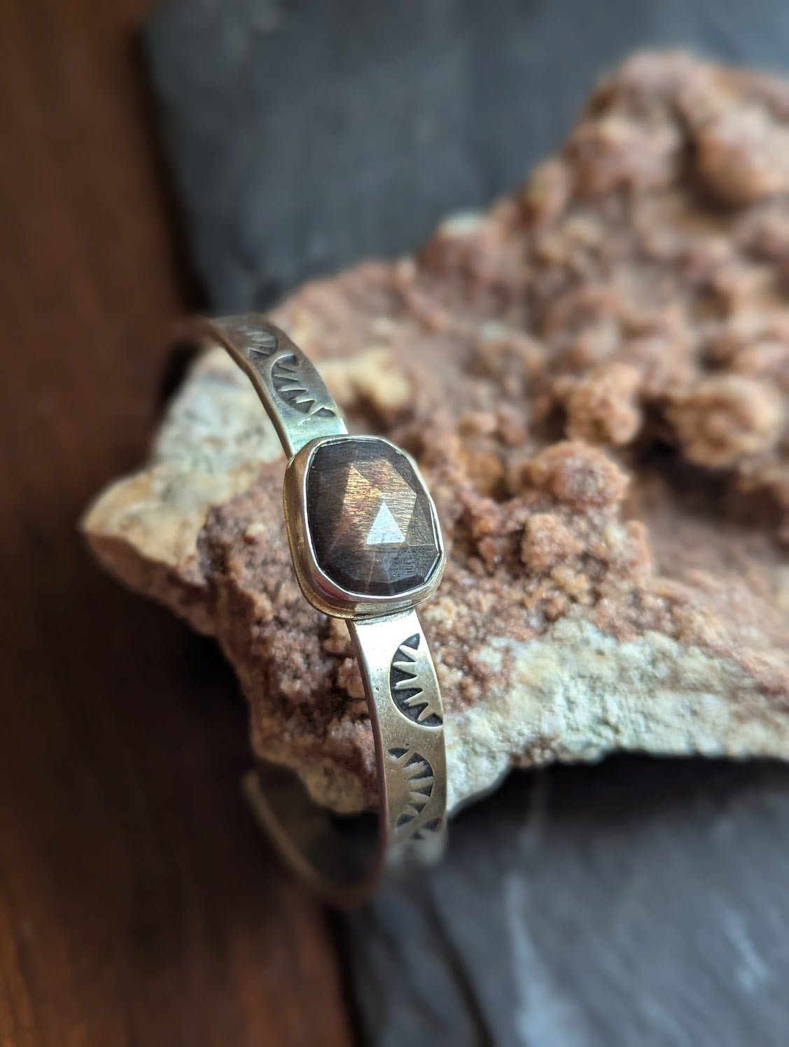 Brazalete de plata de ley con piedra solar negra estampada