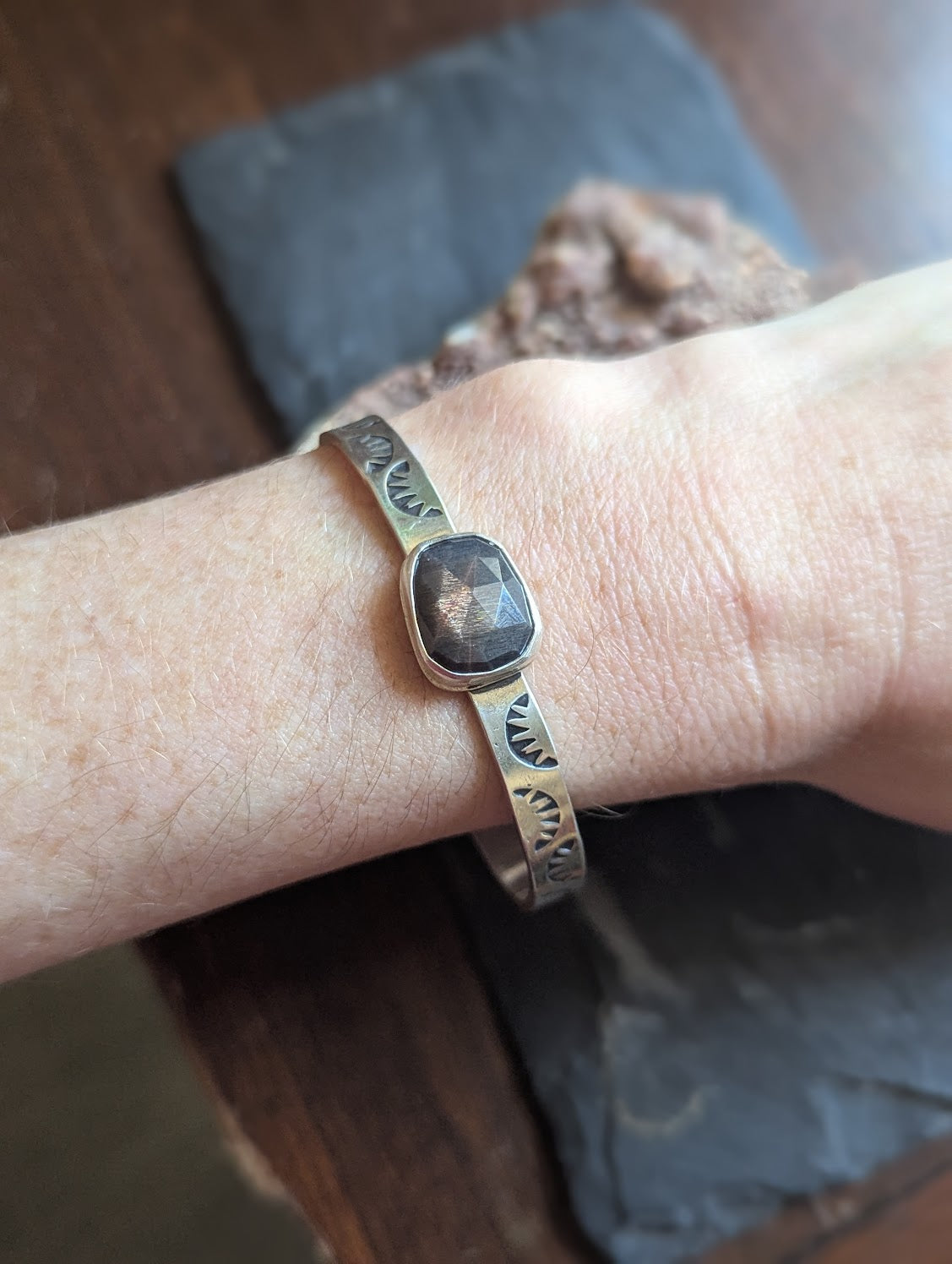 Brazalete de plata de ley con piedra solar negra estampada