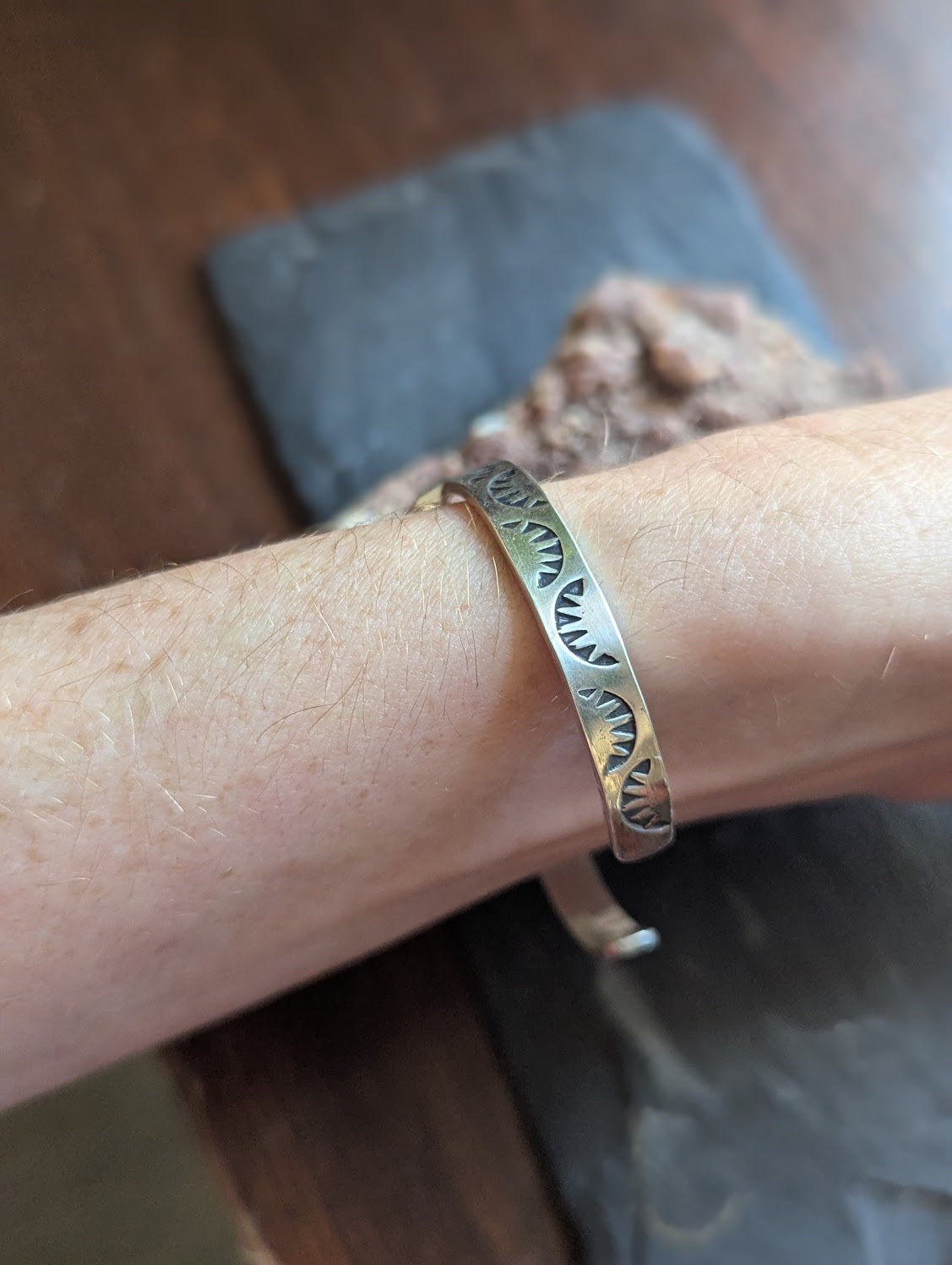 Brazalete de plata de ley con piedra solar negra estampada