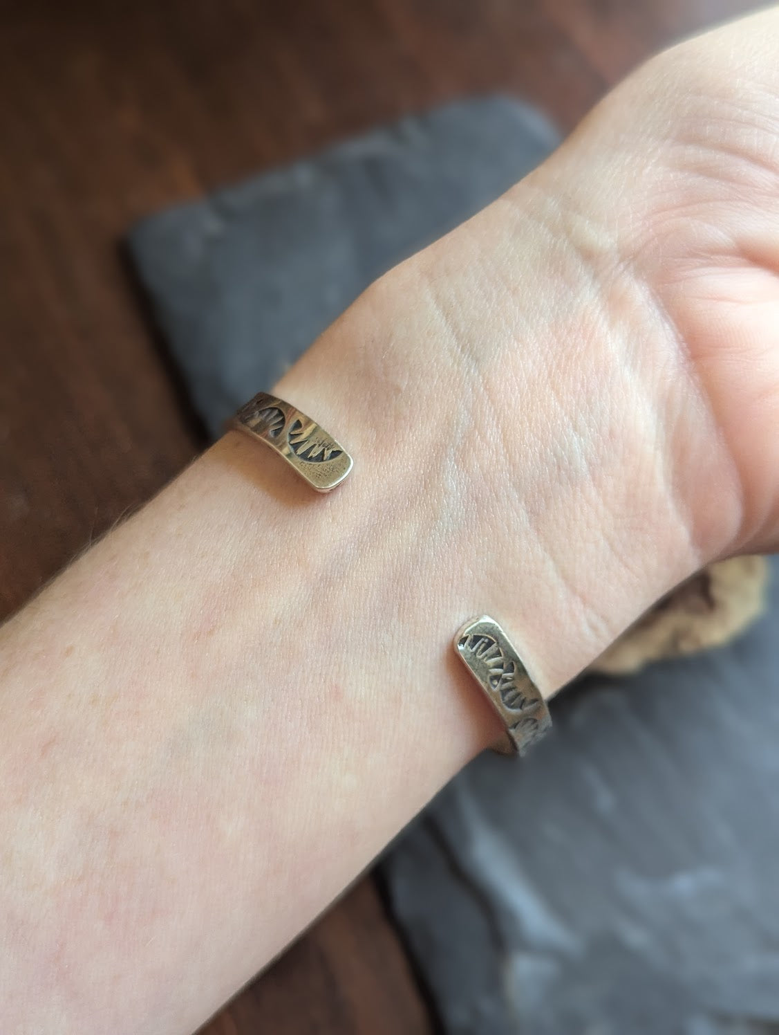 Brazalete de plata de ley con piedra solar negra estampada