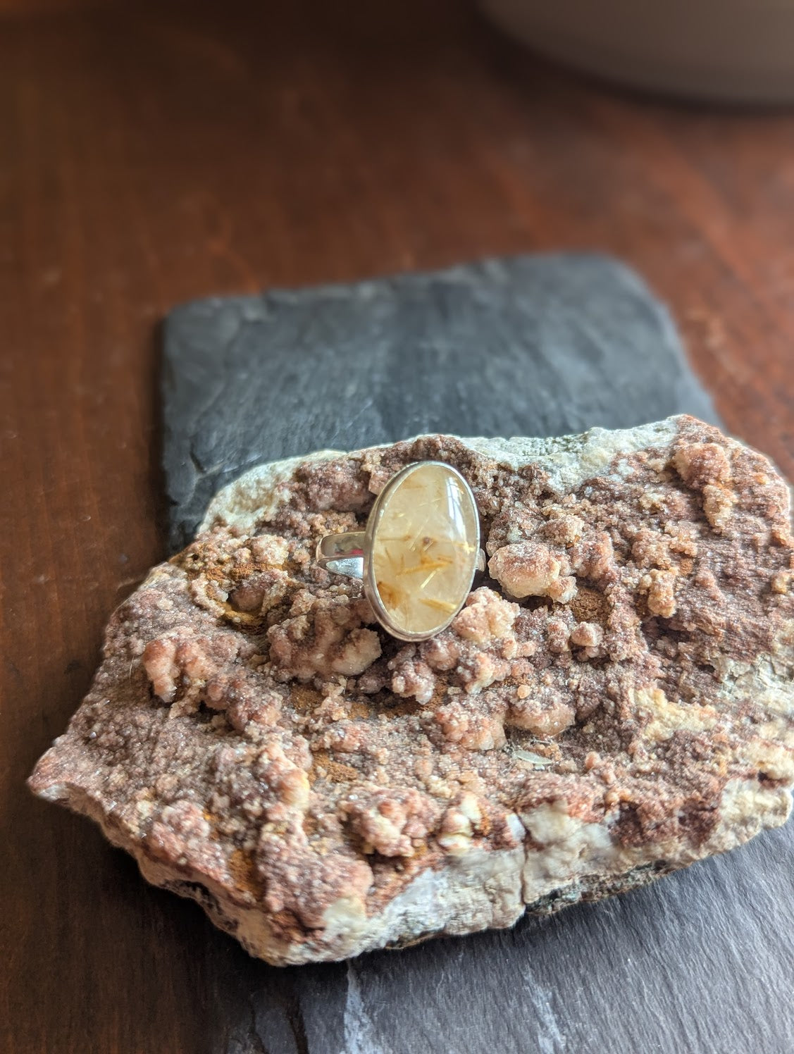 Anillo ovalado largo de cuarzo rutilado dorado en plata de ley - Talla 9