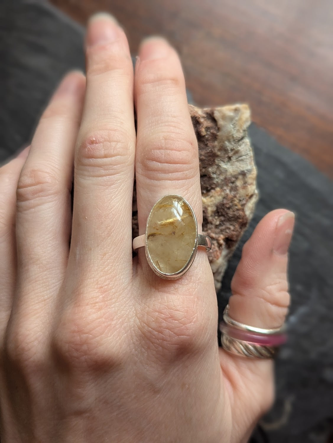 Anillo ovalado largo de cuarzo rutilado dorado en plata de ley - Talla 9
