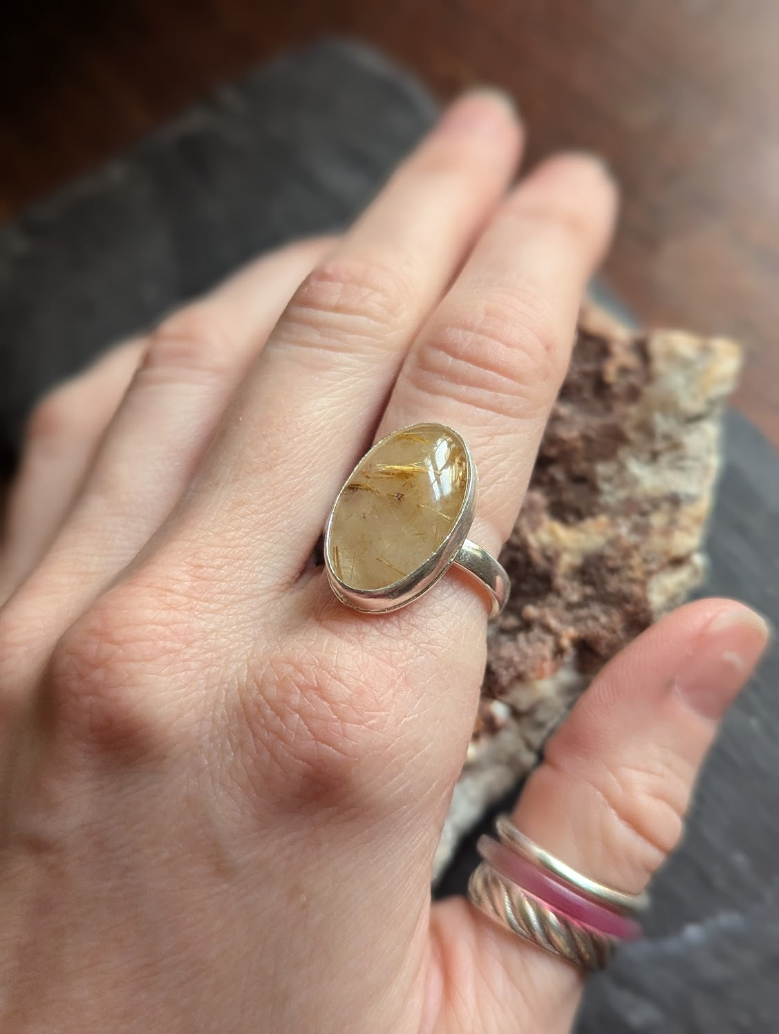Anillo ovalado largo de cuarzo rutilado dorado en plata de ley - Talla 9