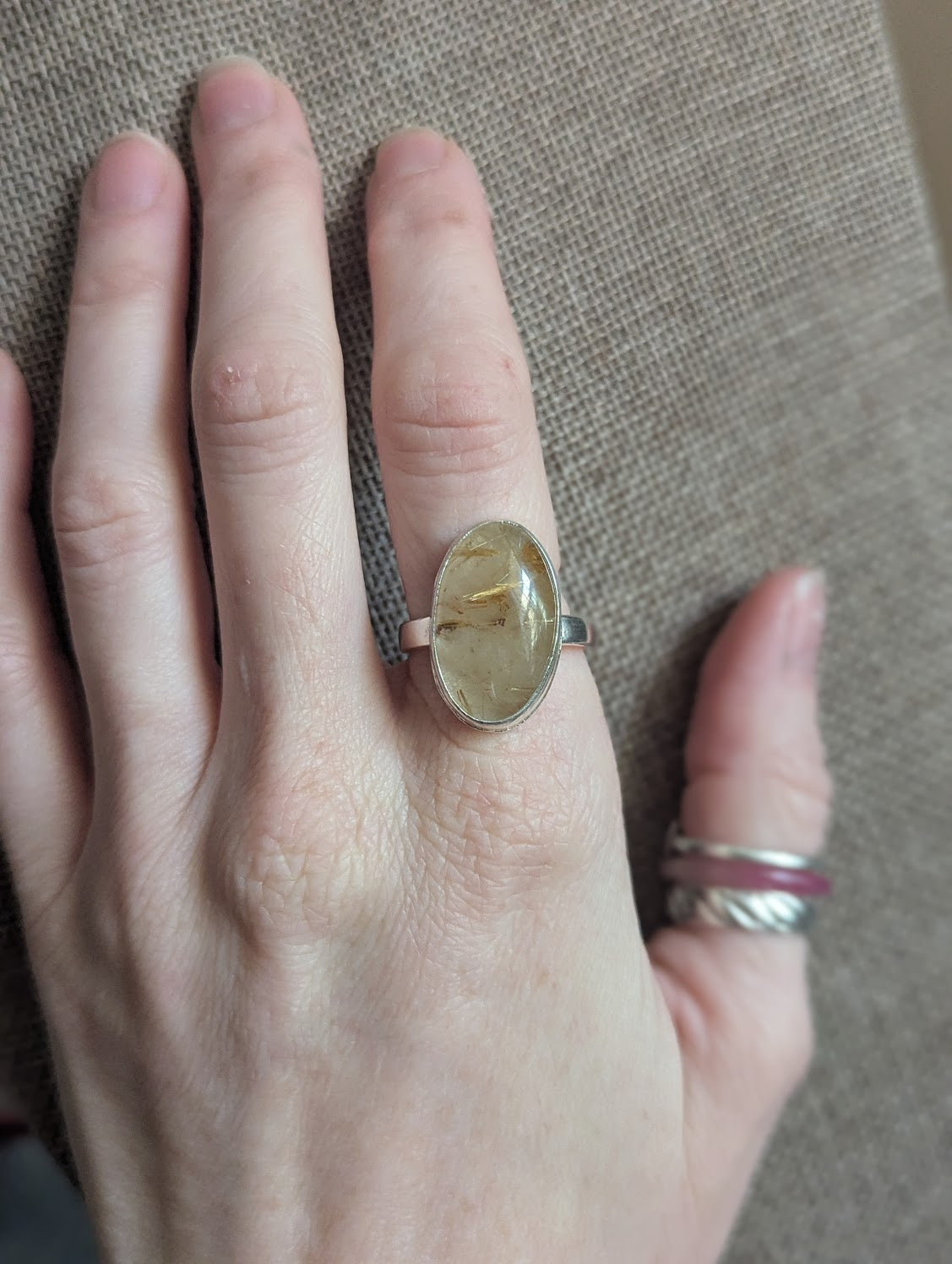 Anillo ovalado largo de cuarzo rutilado dorado en plata de ley - Talla 9