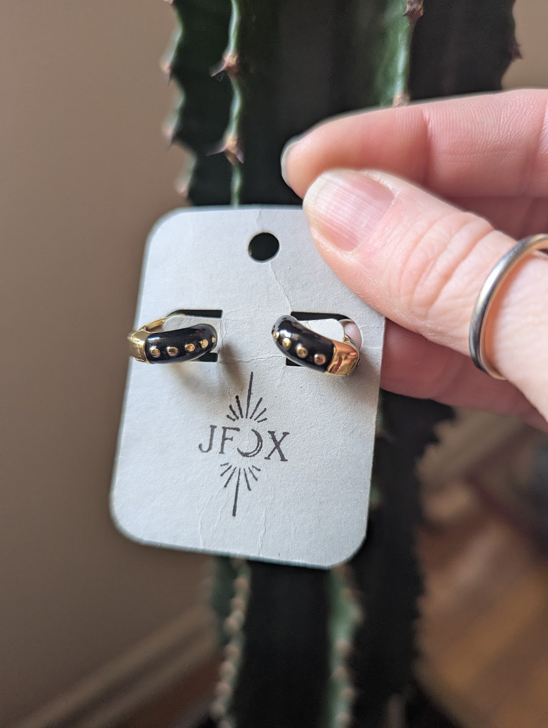 Aros Huggie dorados esmaltados de 14 mm (varios colores disponibles)