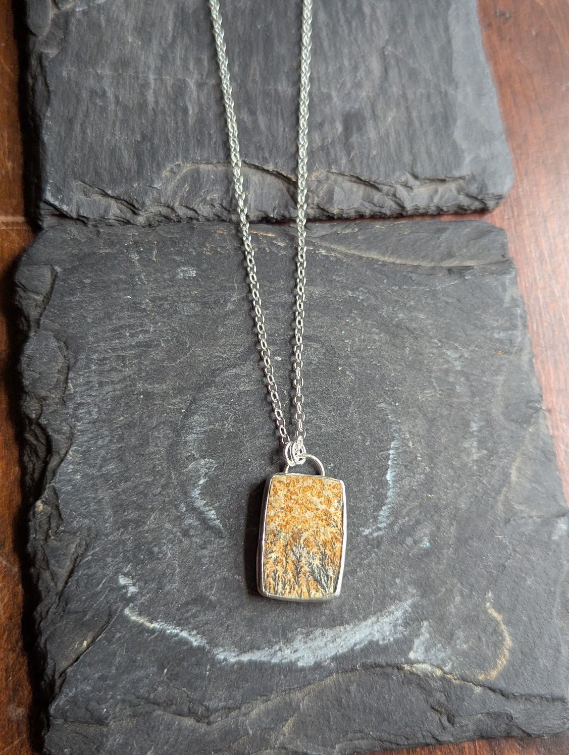 Collar rectangular de piedra caliza dendrítica de metal mixto