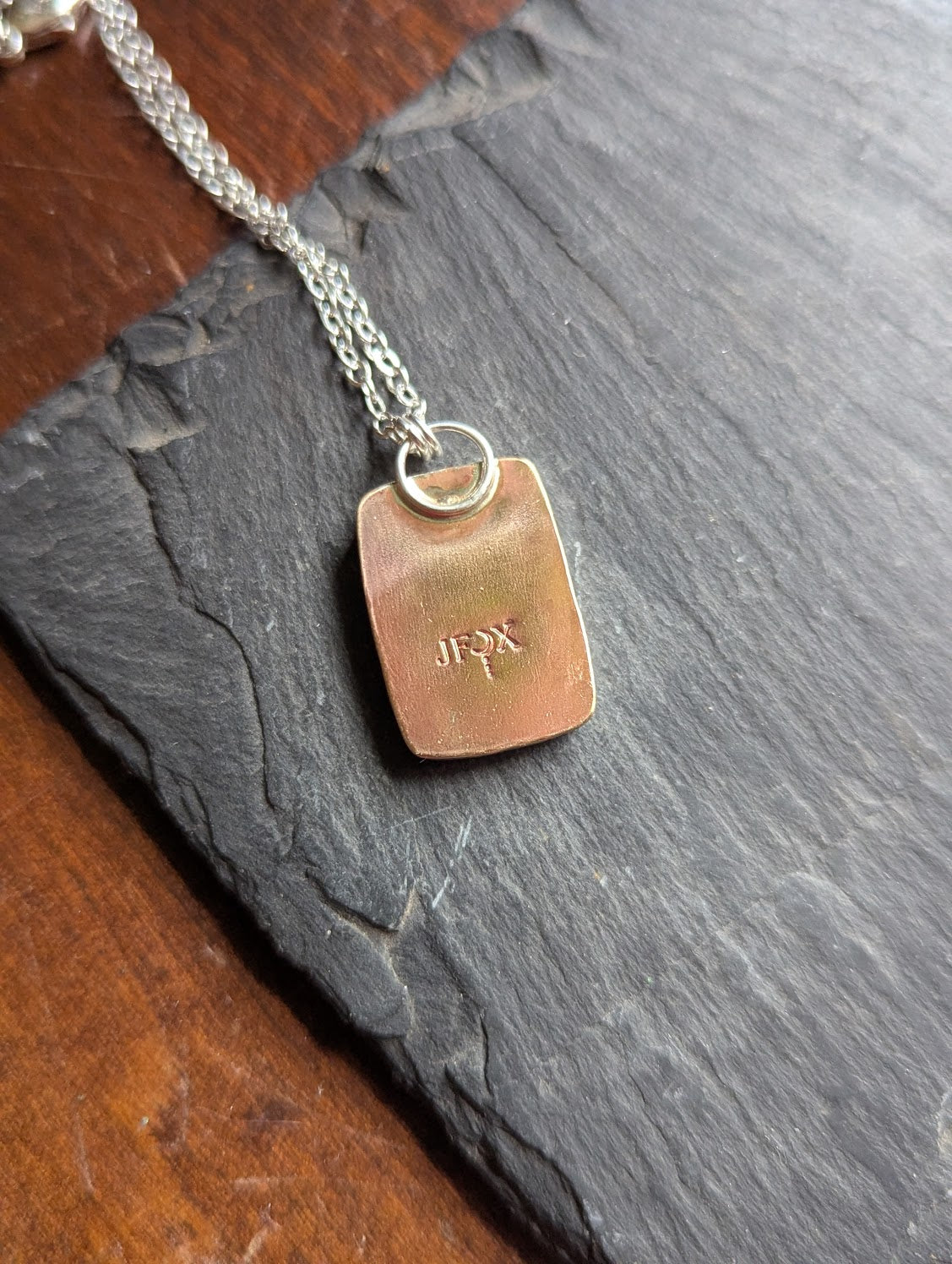 Collar rectangular de piedra caliza dendrítica de metal mixto
