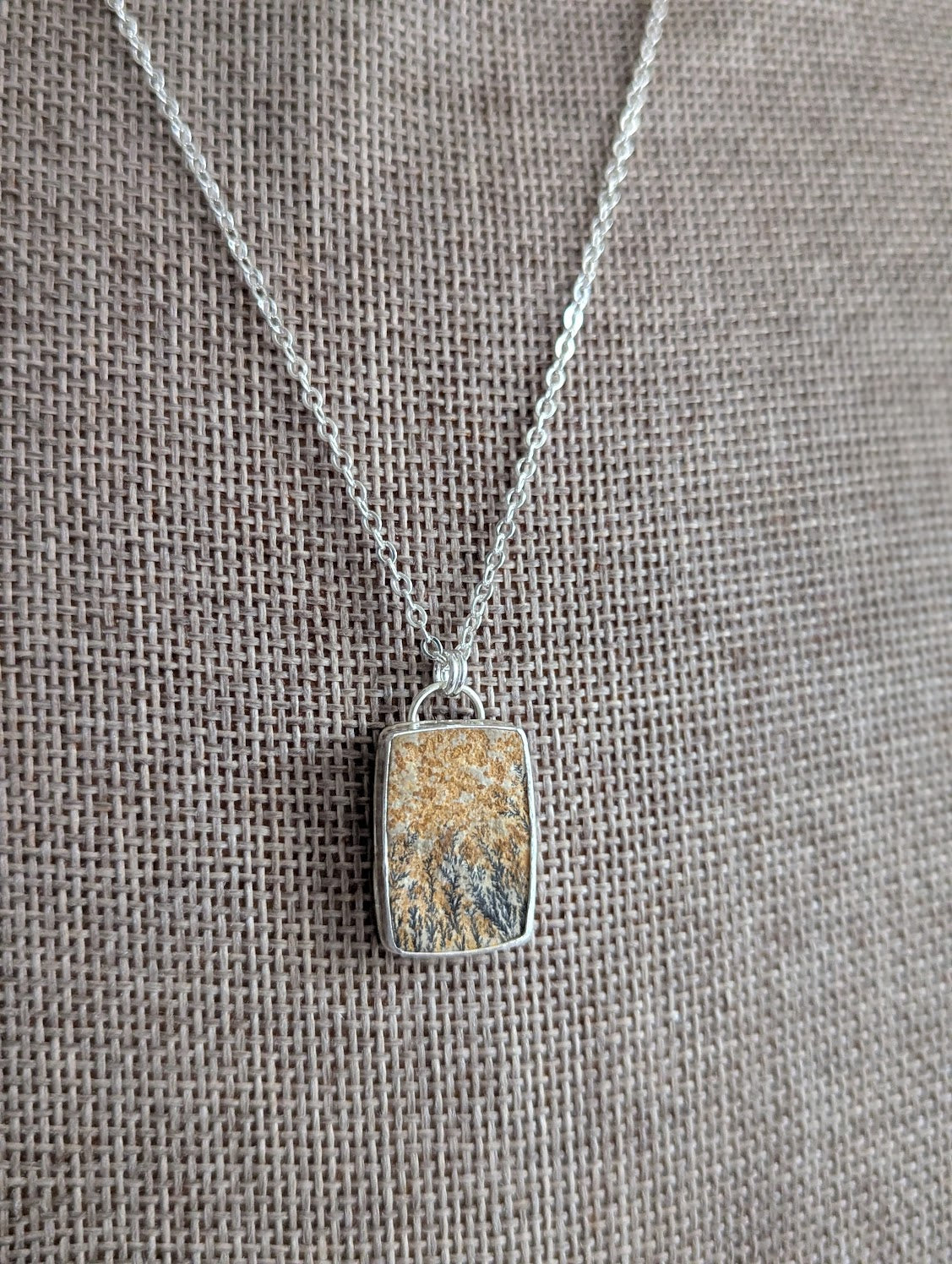 Collar rectangular de piedra caliza dendrítica de metal mixto
