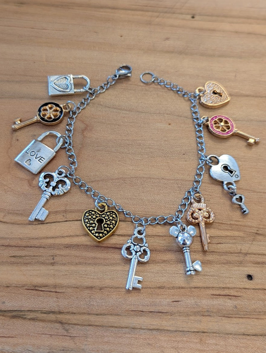 Pulsera con dijes mixtos de llavero y candado