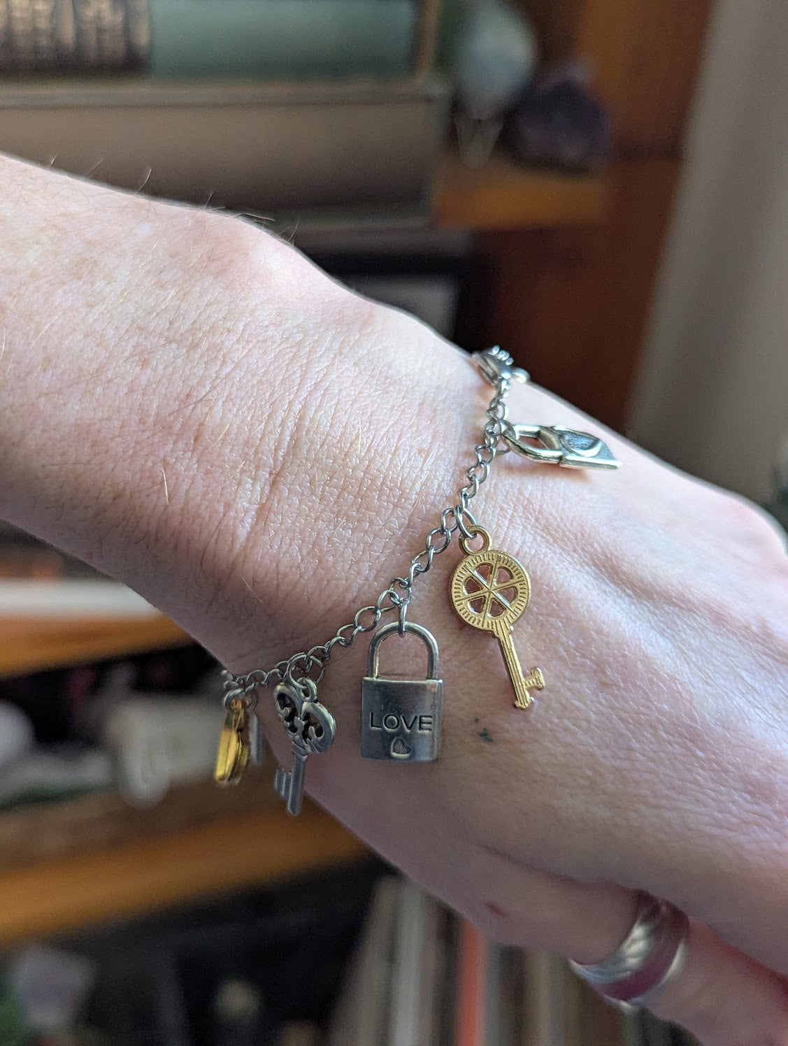 Pulsera con dijes mixtos de llavero y candado