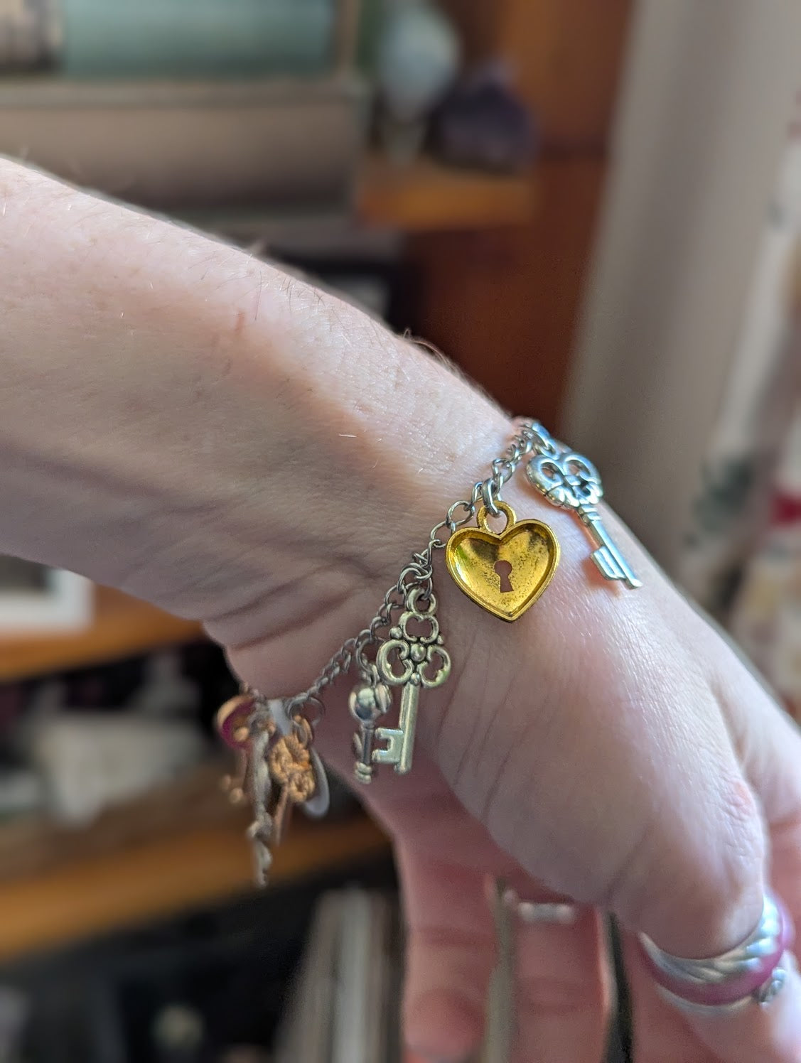 Pulsera con dijes mixtos de llavero y candado