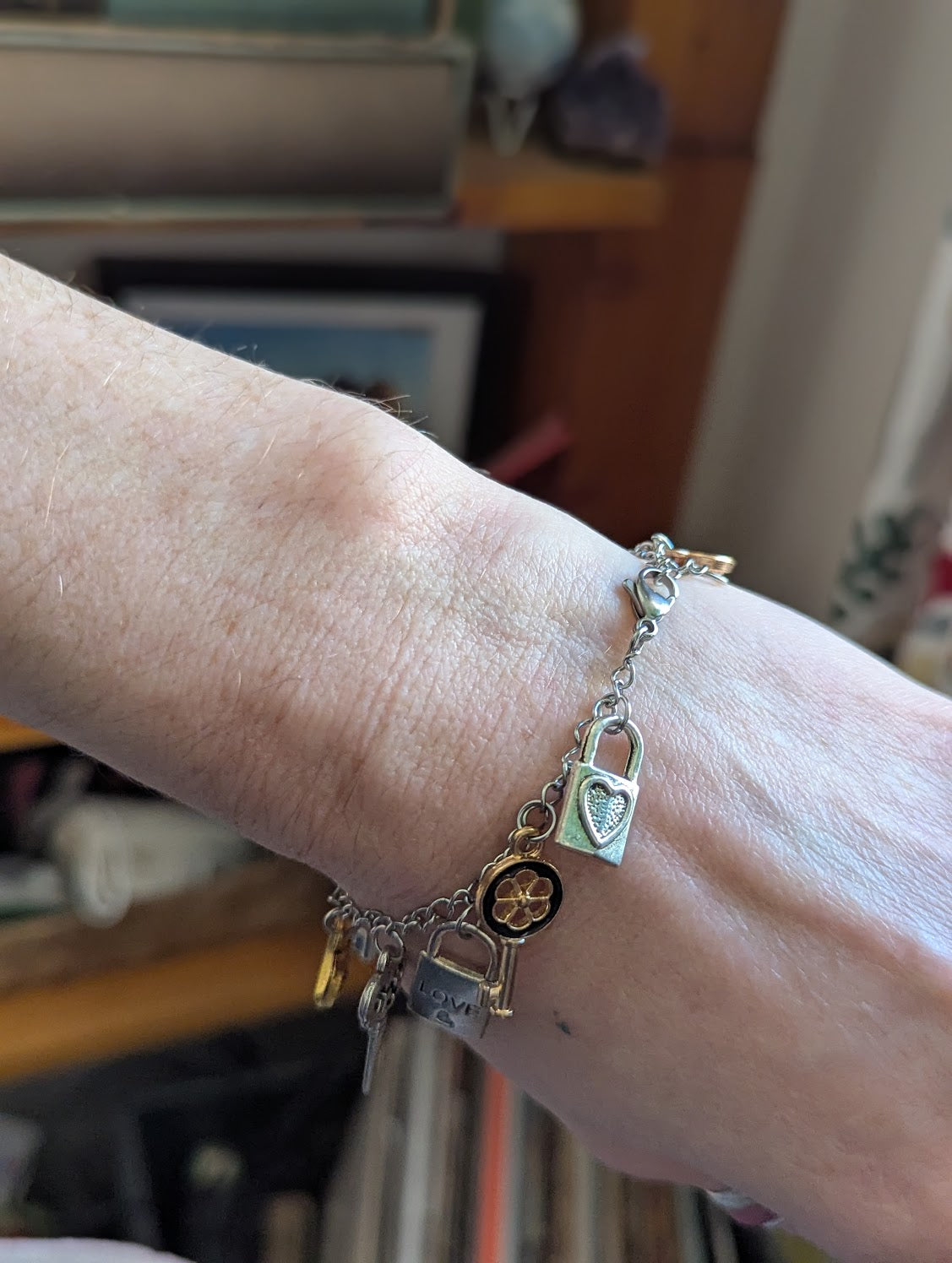 Pulsera con dijes mixtos de llavero y candado