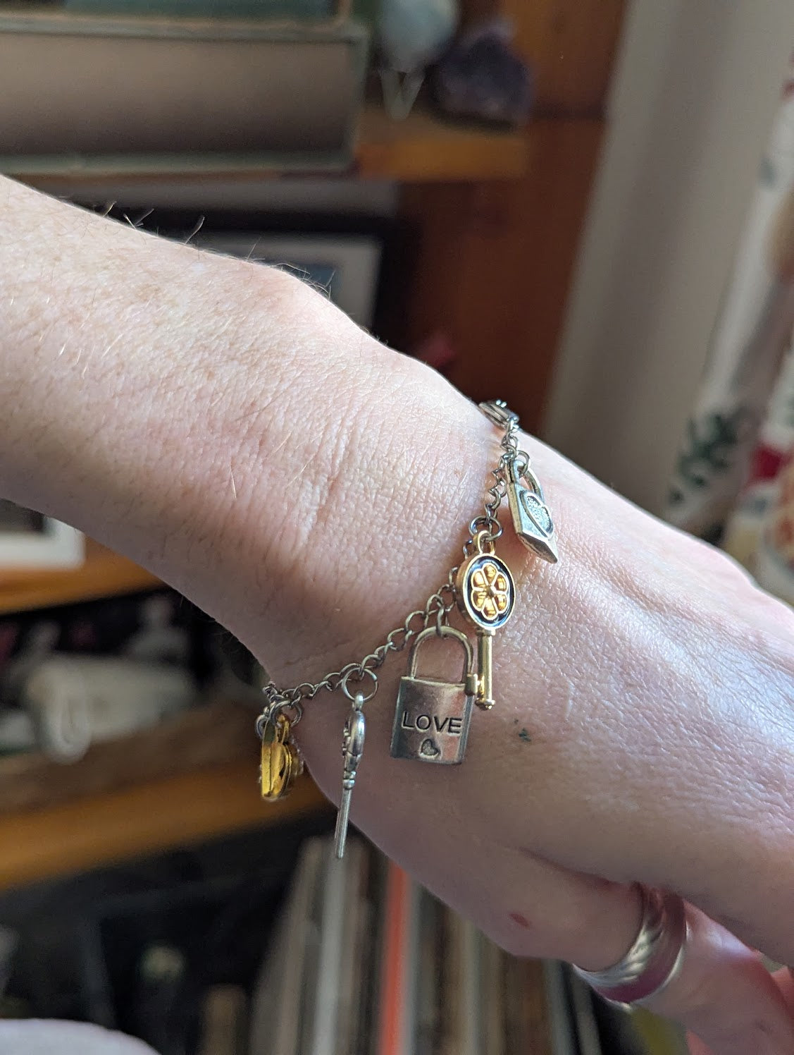 Pulsera con dijes mixtos de llavero y candado