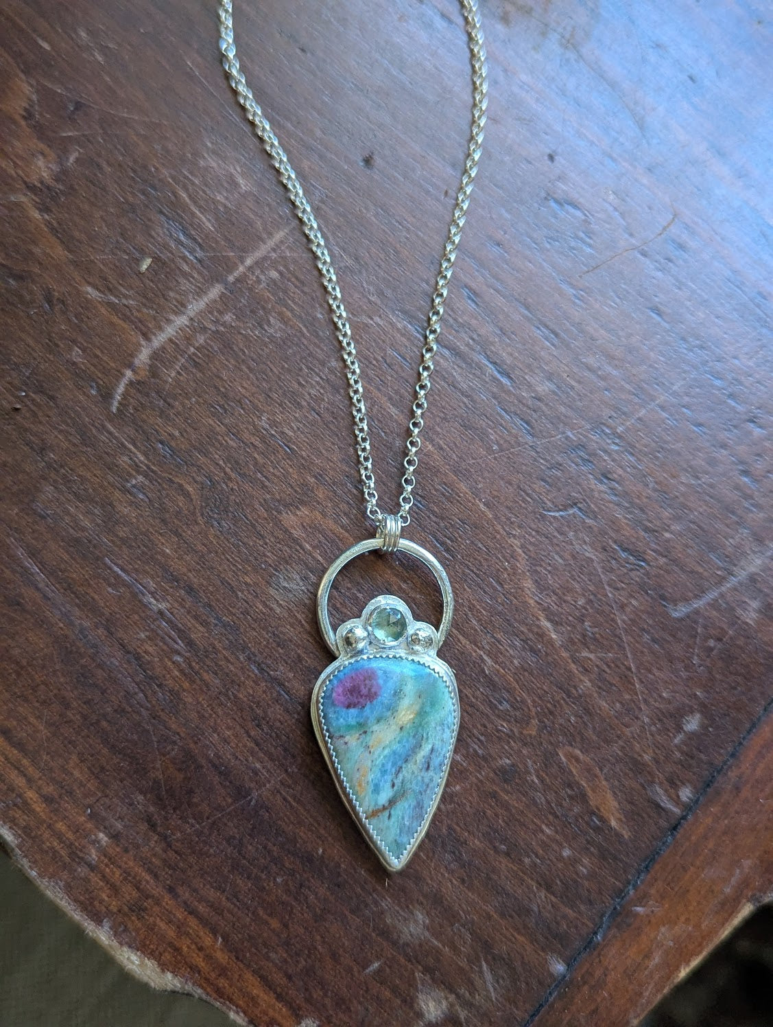 Collar de plata de ley con círculo completo de fucsita rubí y cianita verde