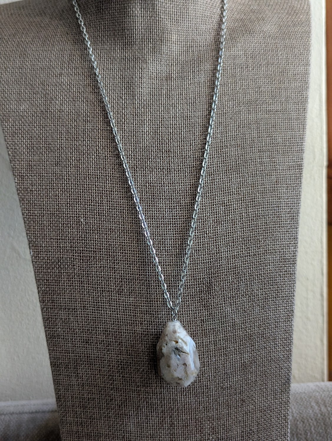 Collar de acero inoxidable con ágata flor