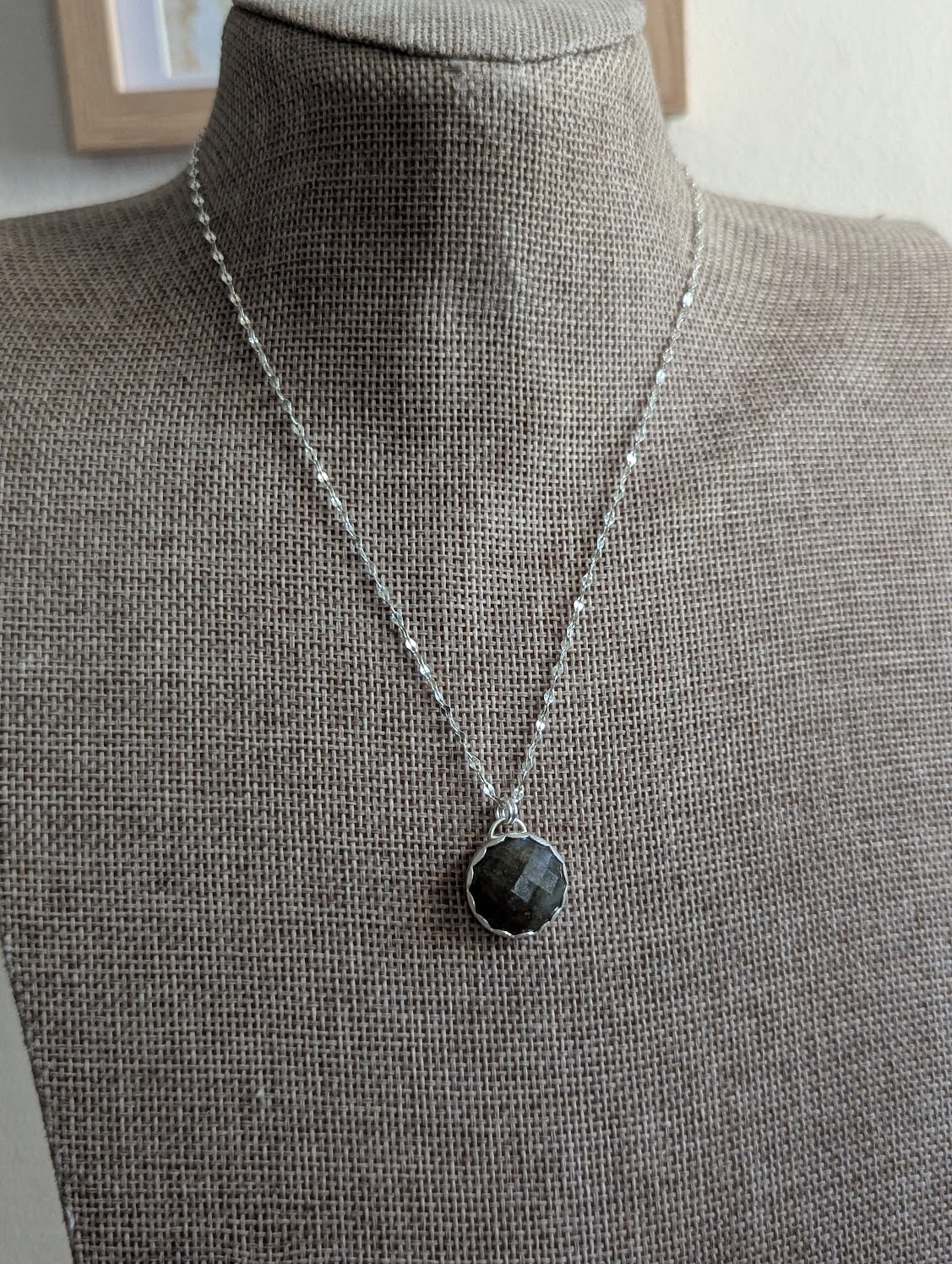 Collar de plata de ley con labradorita redonda facetada