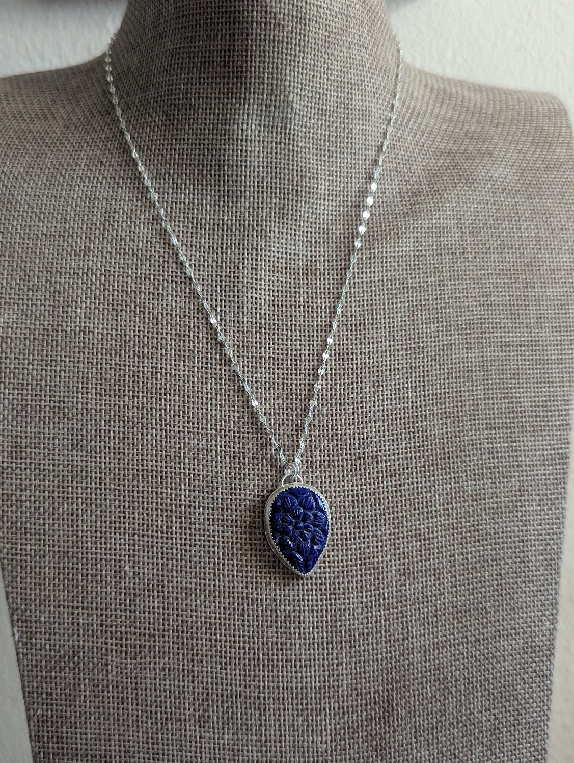 Collar de plata de ley con lapislázuli tallado en forma de lágrima
