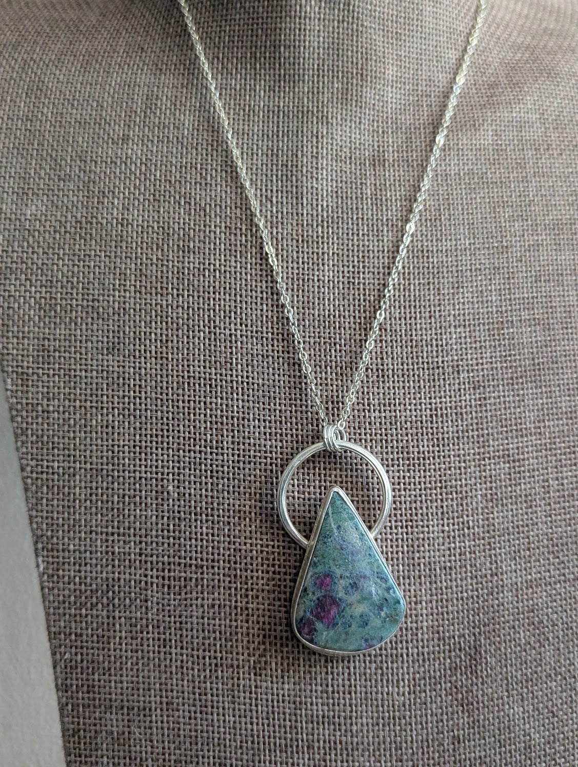 Collar de plata de ley con círculo completo de fucsita y rubí