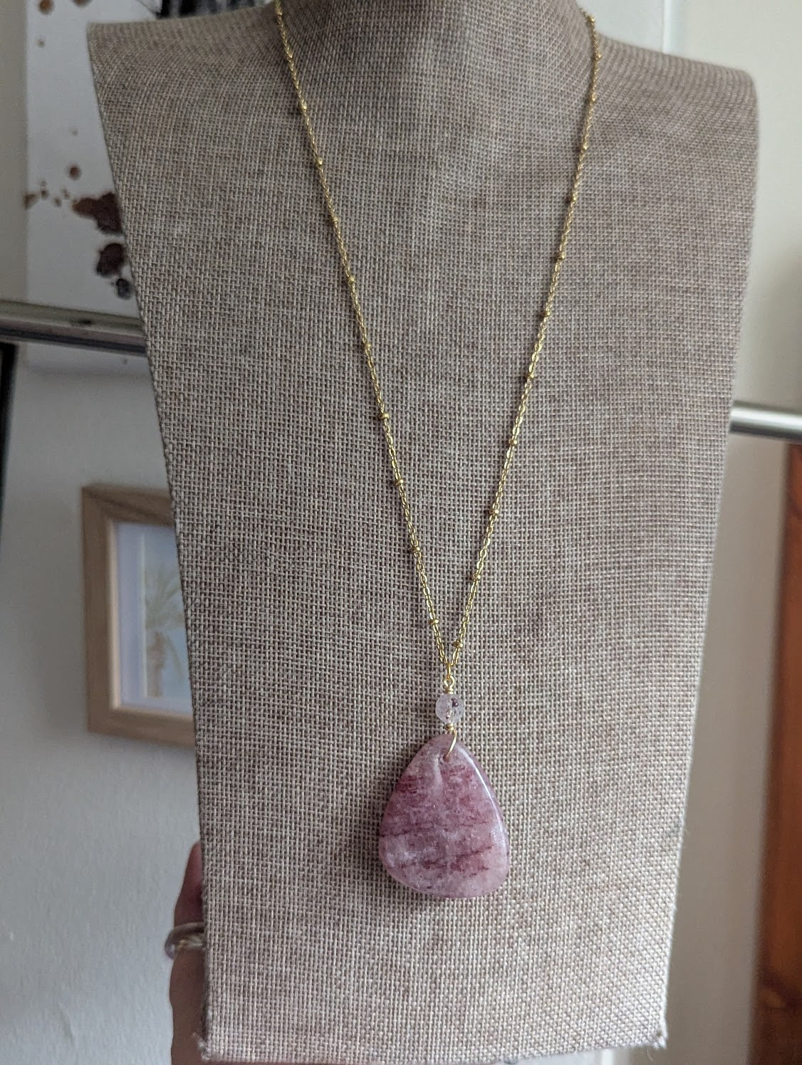 Collar de acero inoxidable dorado con cuarzo fresa