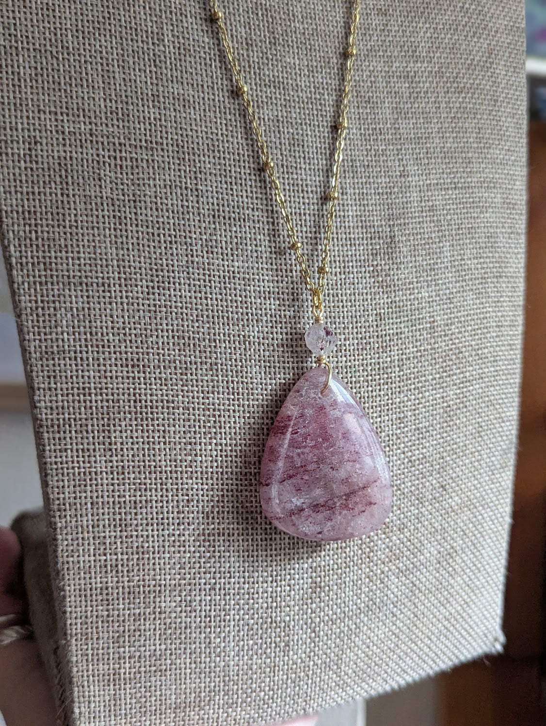 Collar de acero inoxidable dorado con cuarzo fresa