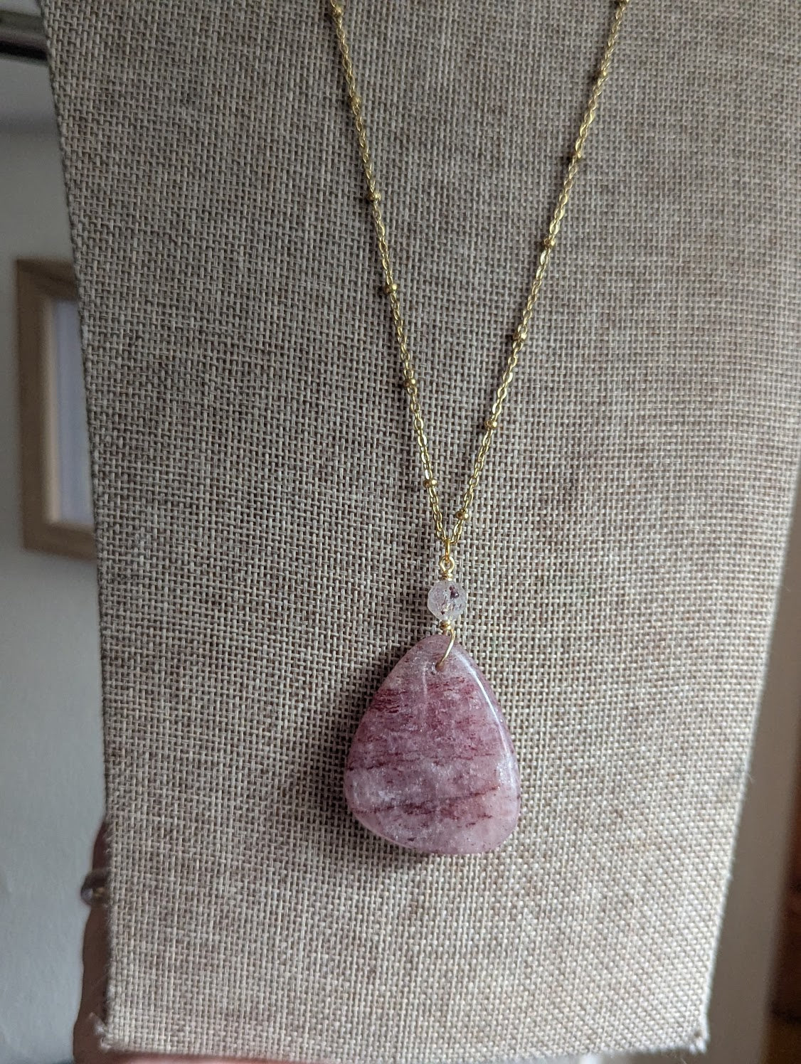 Collar de acero inoxidable dorado con cuarzo fresa