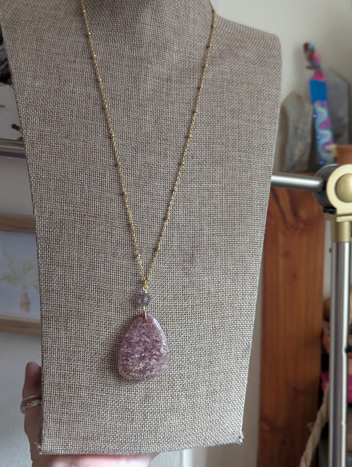 Collar de acero inoxidable dorado con cuarzo fresa
