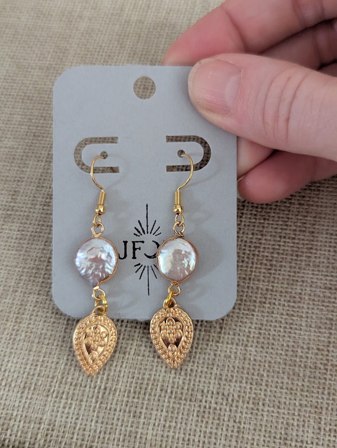 Pendientes de concho de oro y perla de agua dulce rosa