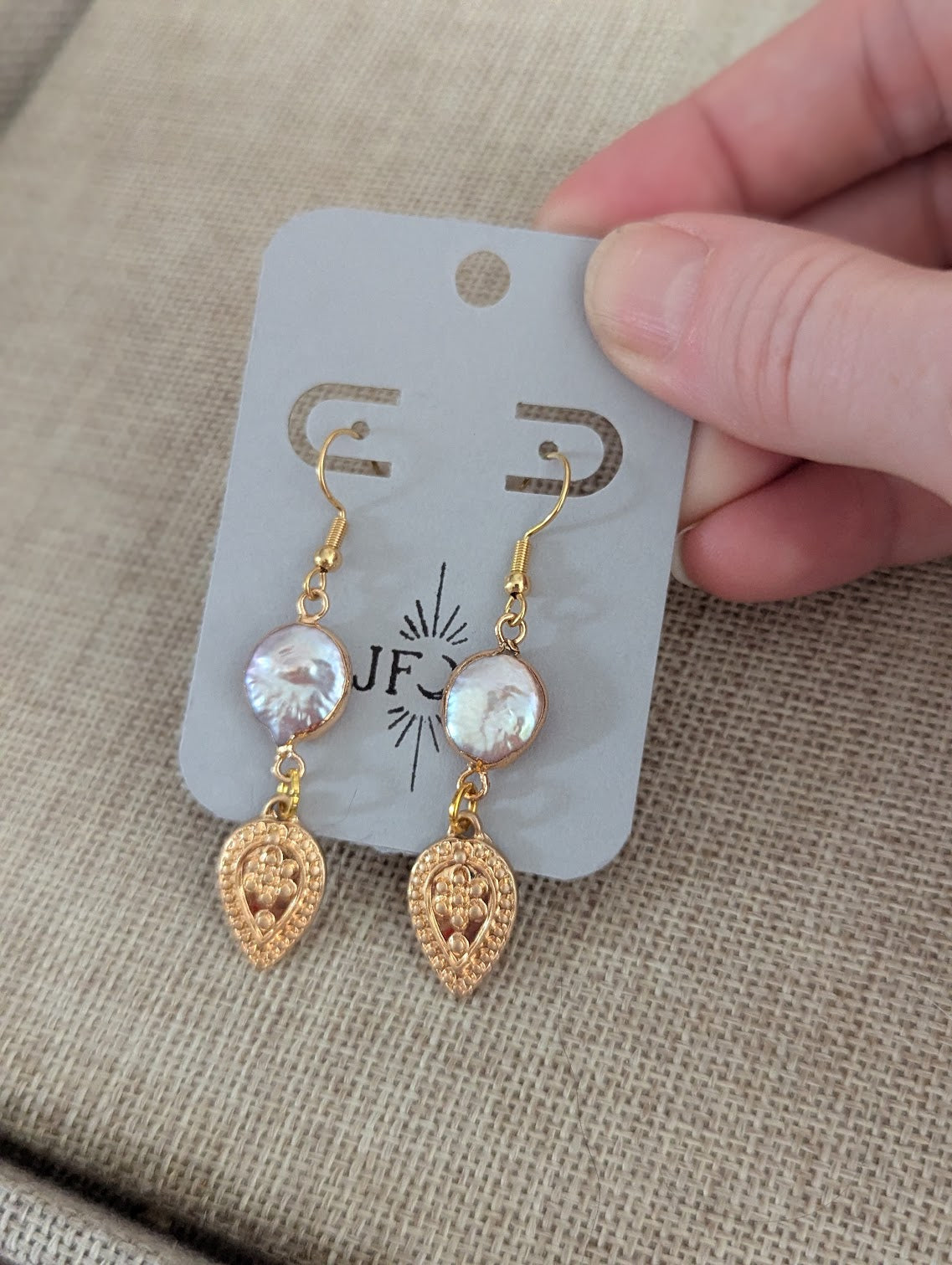 Pendientes de concho de oro y perla de agua dulce rosa