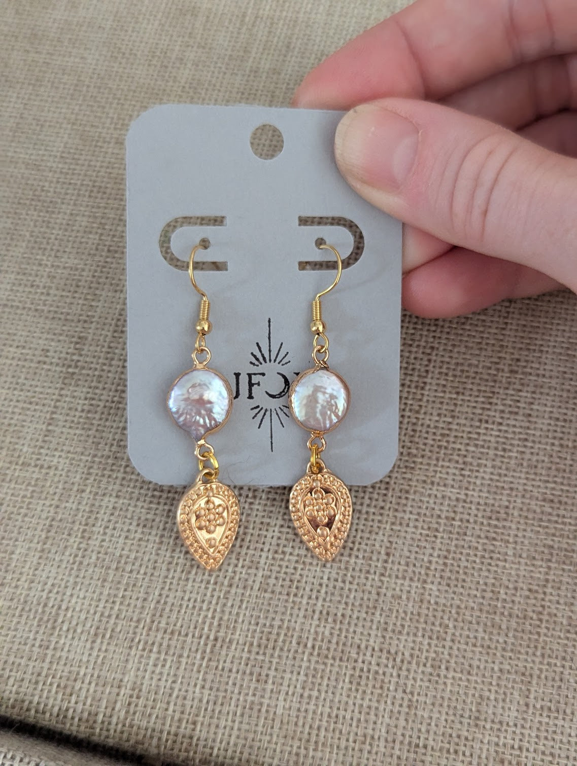 Pendientes de concho de oro y perla de agua dulce rosa