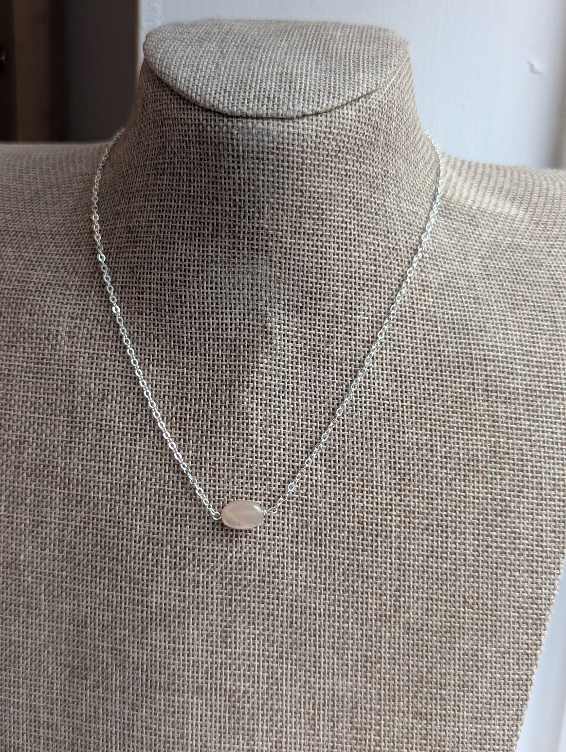 Piedra lunar color melocotón champán en oro de 14 k