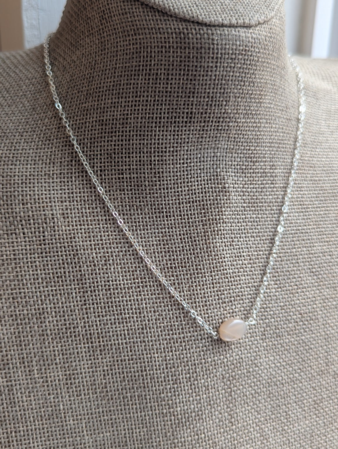 Piedra lunar color melocotón champán en oro de 14 k