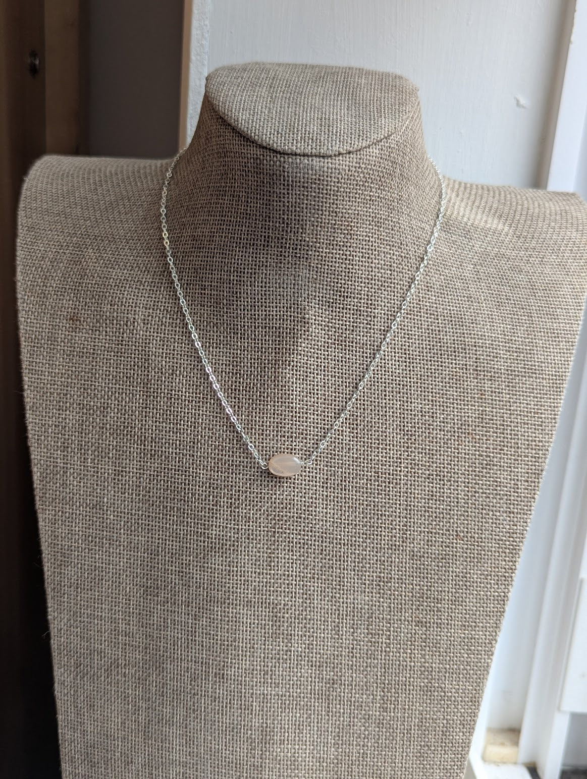 Piedra lunar color melocotón champán en oro de 14 k