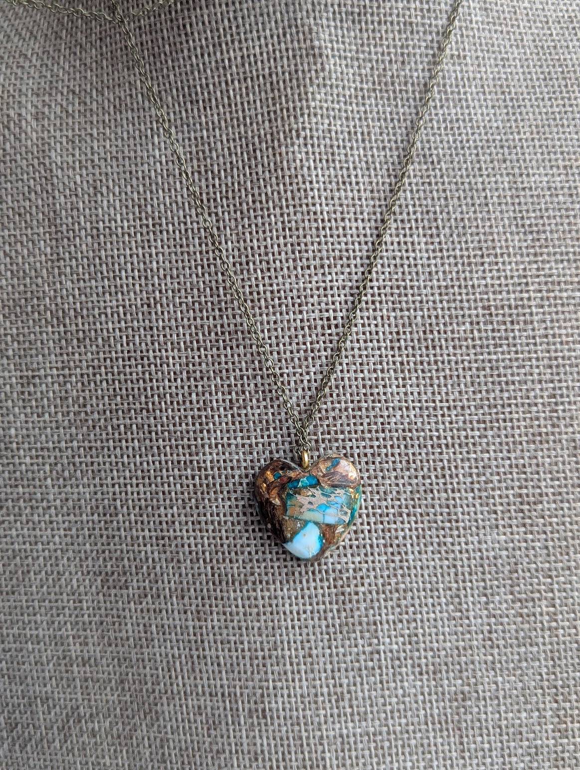 Collar de acero inoxidable dorado con corazón de sedimentos marinos (varios colores disponibles)