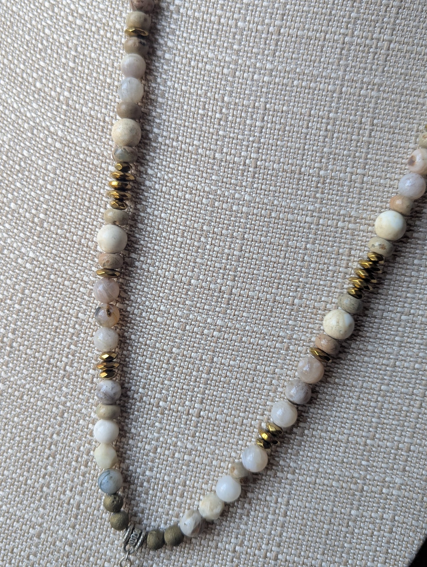 Collar con colgante de luna creciente martillada en plata y jaspe Aqua Terra
