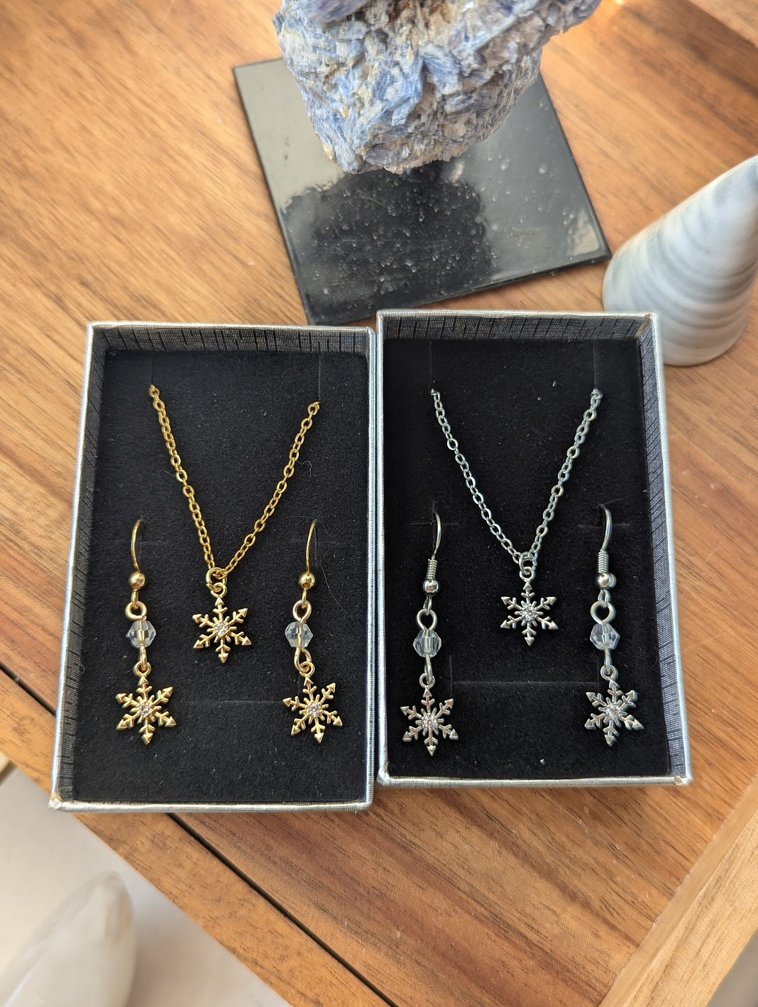 Snowflake Necklace and Earrings Gift Box (Silver or Gold)