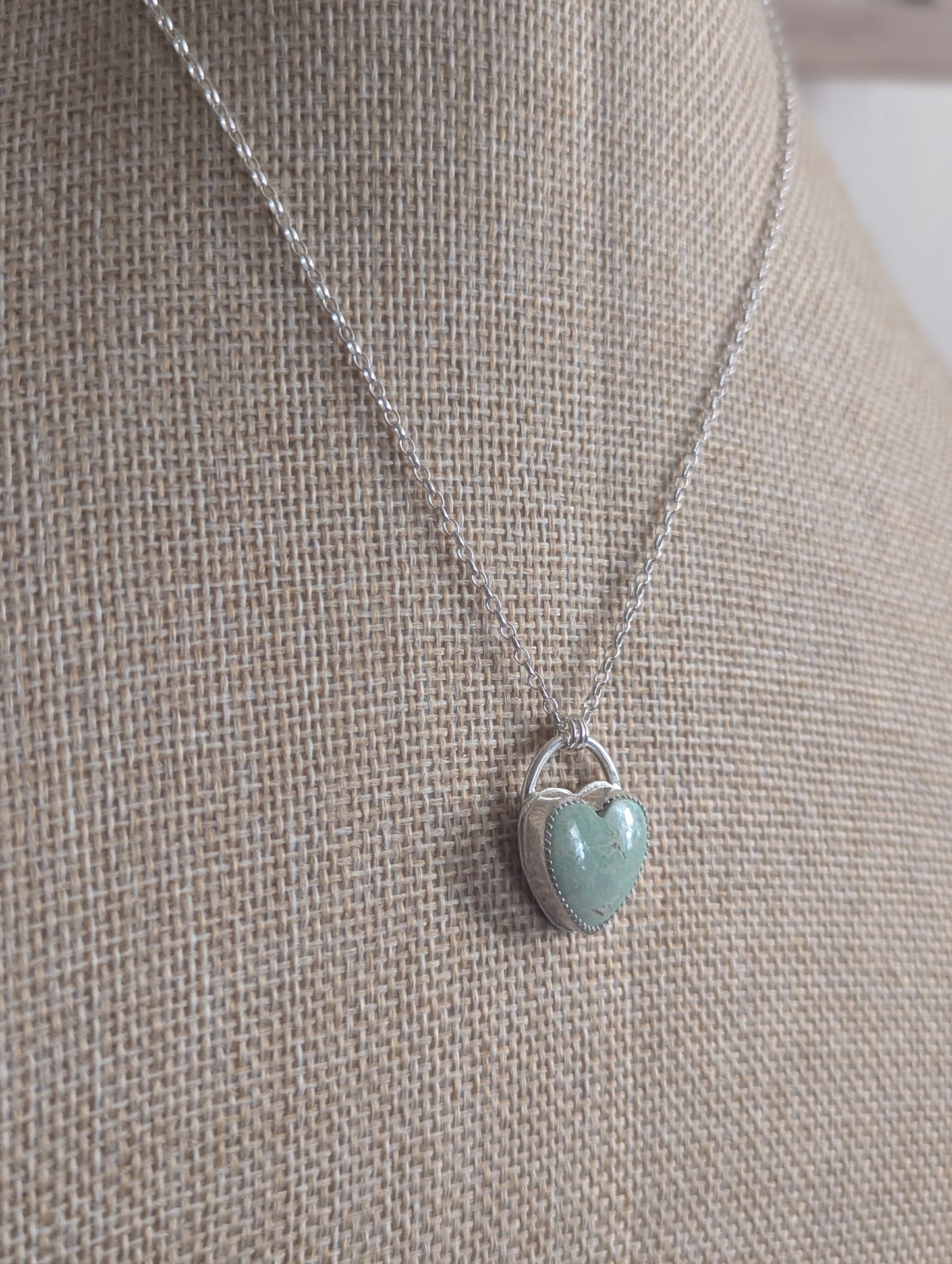 Collar de plata de ley con corazón de variscita