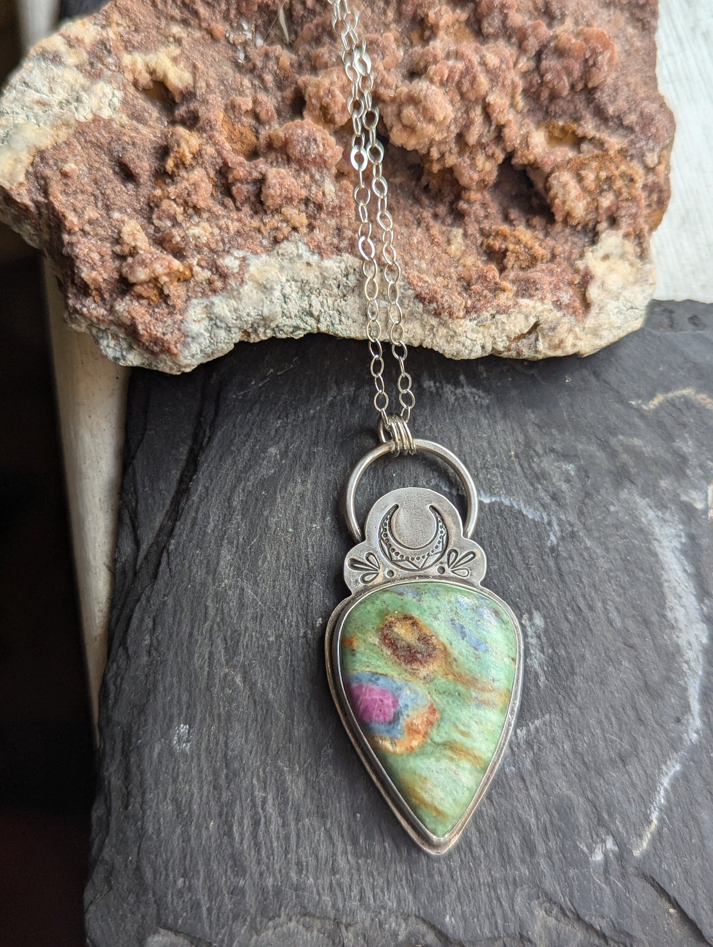 Collar de luna creciente con fucsita rubí