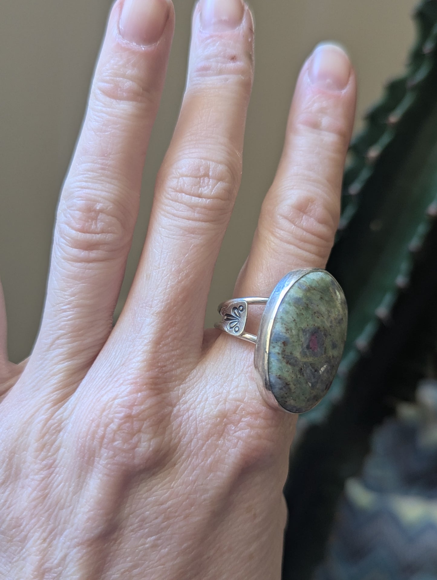 Anillo ovalado de plata de ley con rubí y fucsita - Talla 8