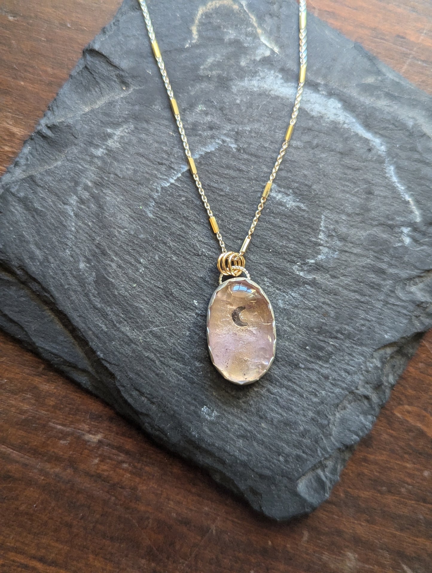 Collar de metal mixto con luna creciente de ametrino