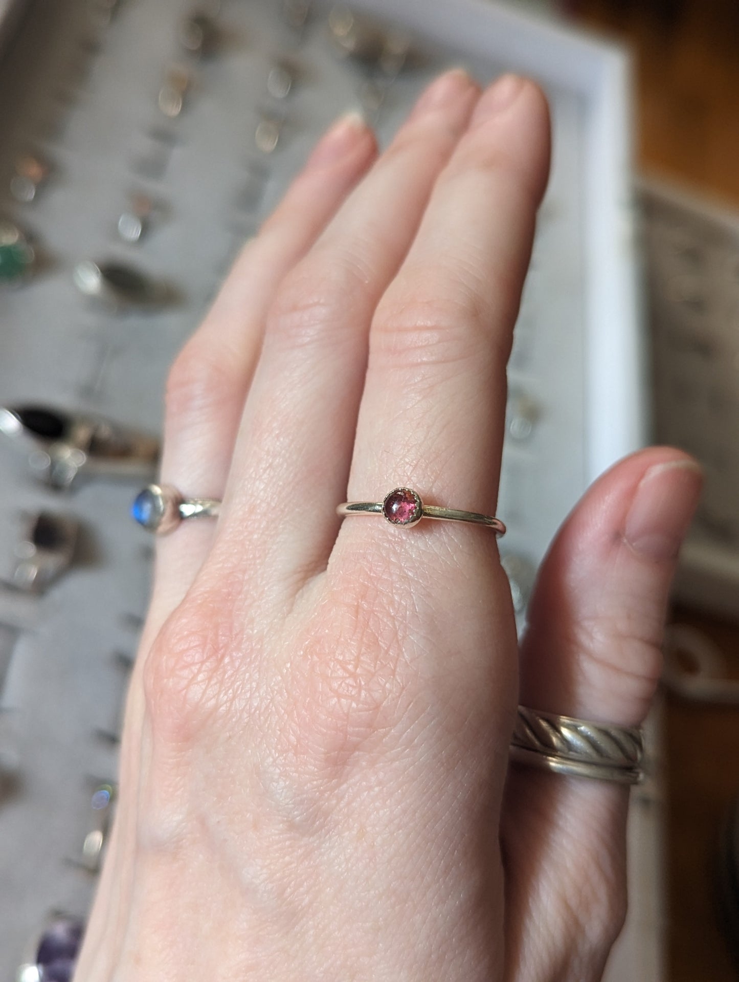 Anillo apilable de turmalina rosa de 4 mm (varios tamaños disponibles)