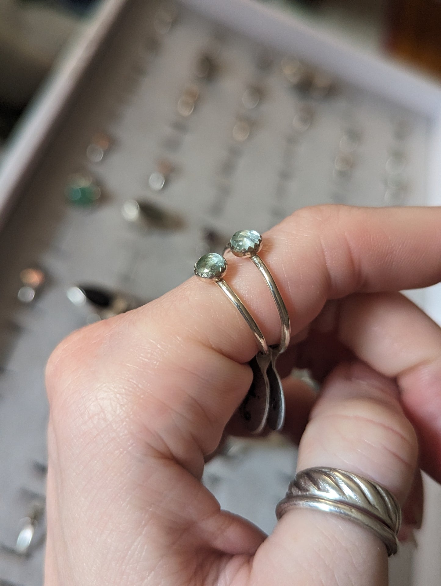 Anillos apilables de plata con aguamarina clara de 5 mm (varios tamaños disponibles) MTO