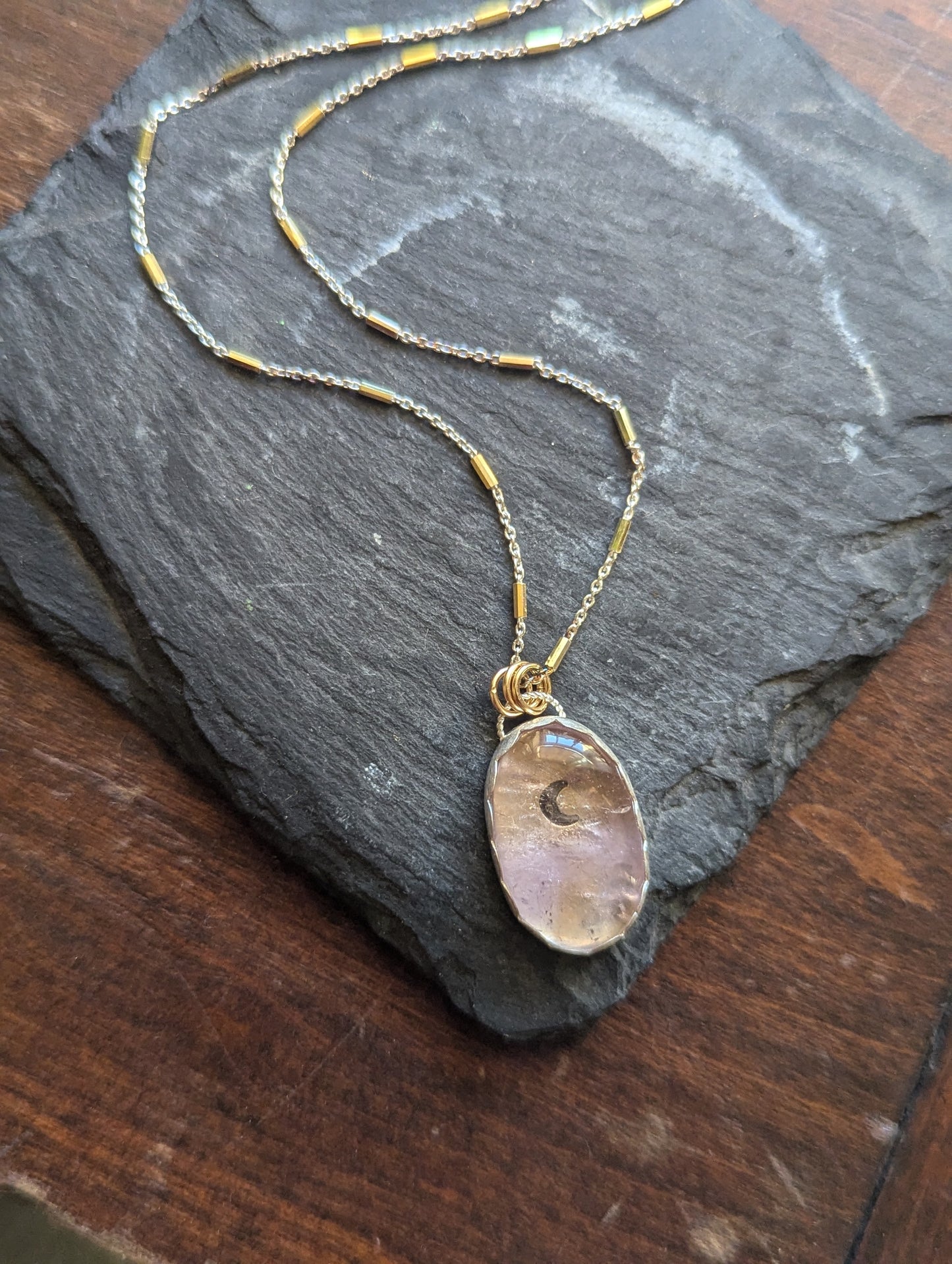 Collar de metal mixto con luna creciente de ametrino