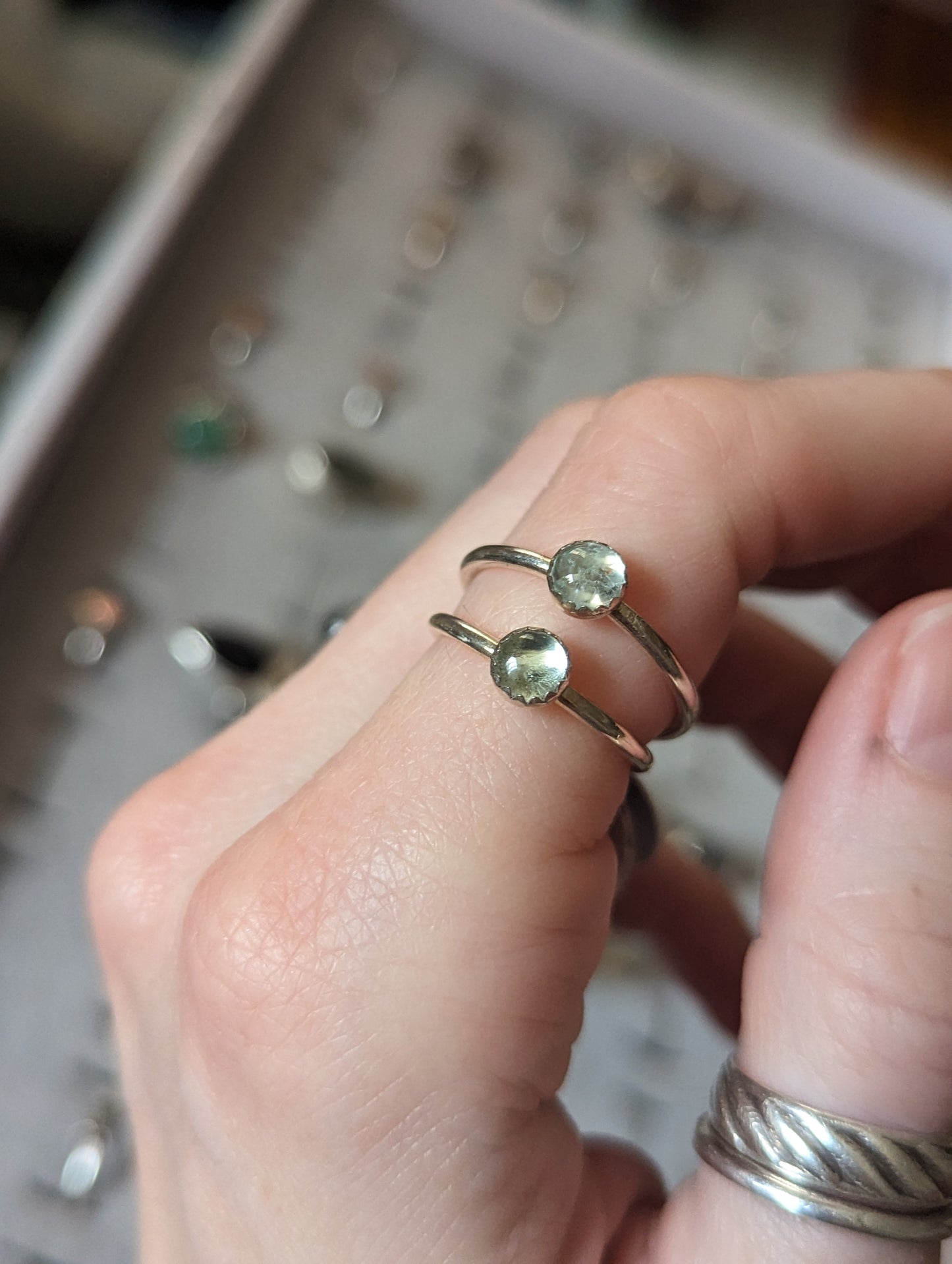 Anillos apilables de plata con aguamarina clara de 5 mm (varios tamaños disponibles) MTO