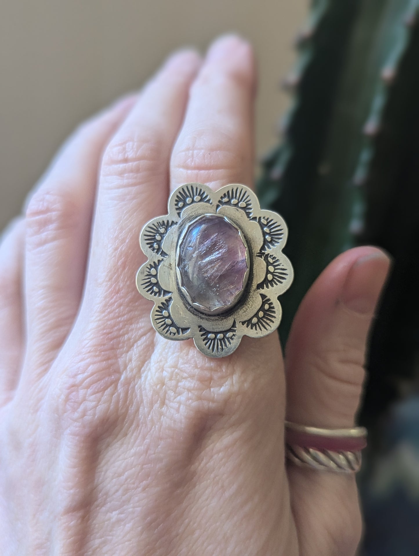 Anillo de plata de ley con flor de fluorita - Talla 7.5