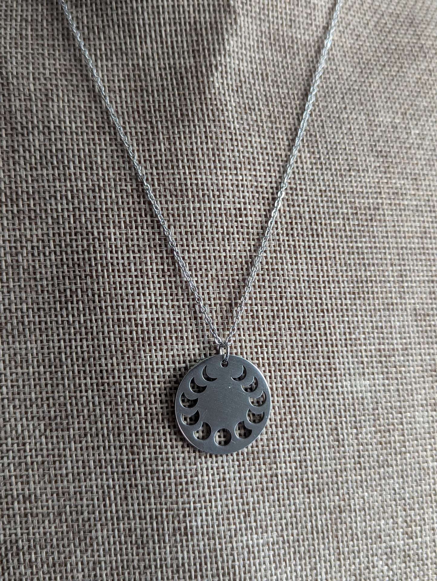 Collar talismán de fase lunar (oro o plata)