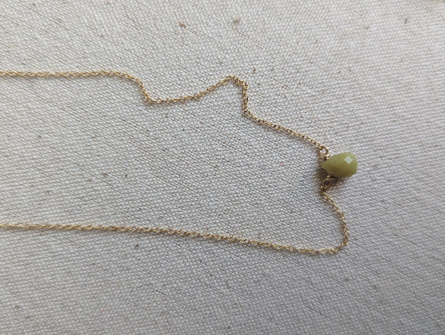Colgante de lágrima de jade amarillo sobre oro de 14 k