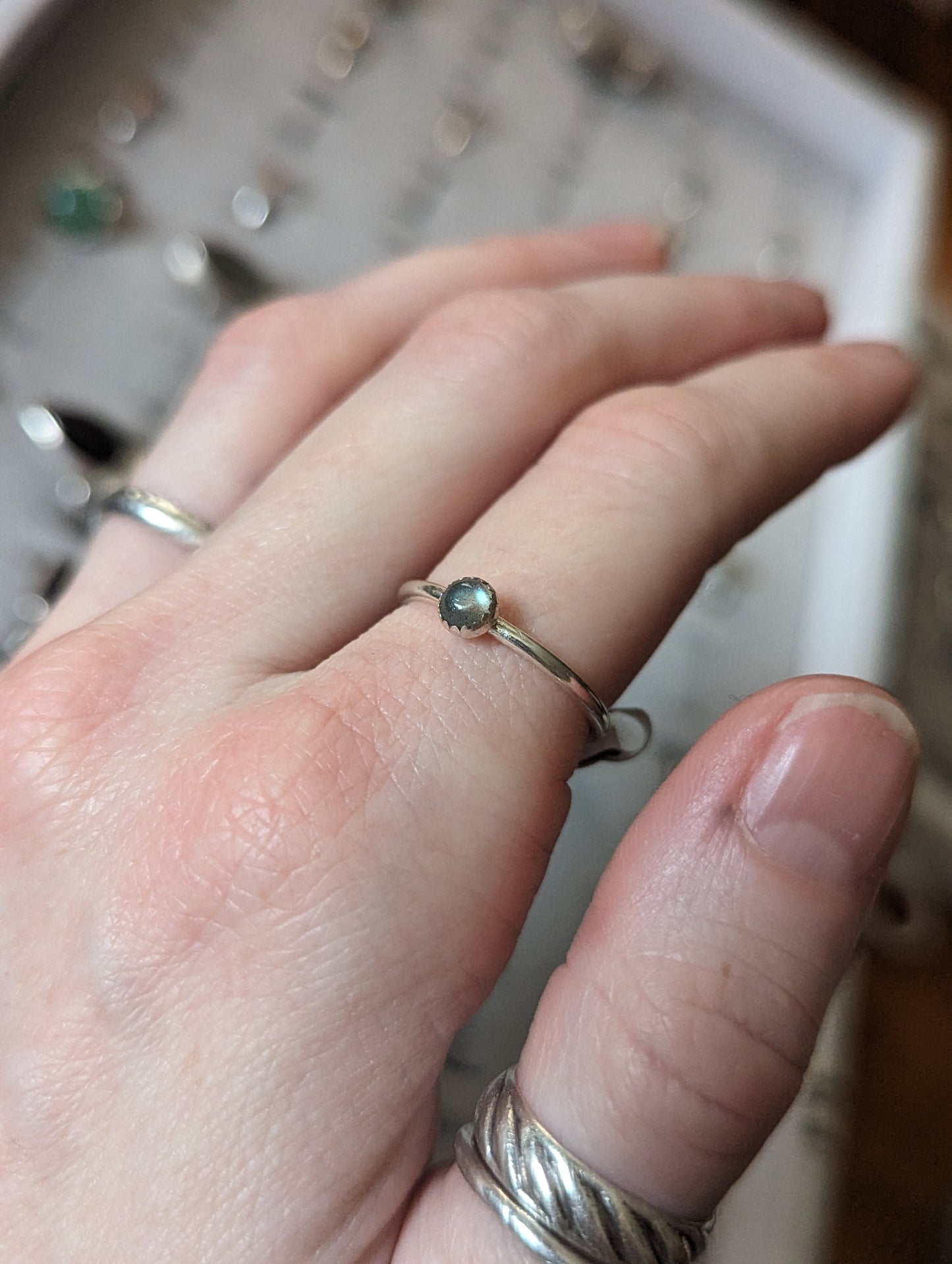 Anillo apilable de labradorita de 4 mm (varios tamaños disponibles)