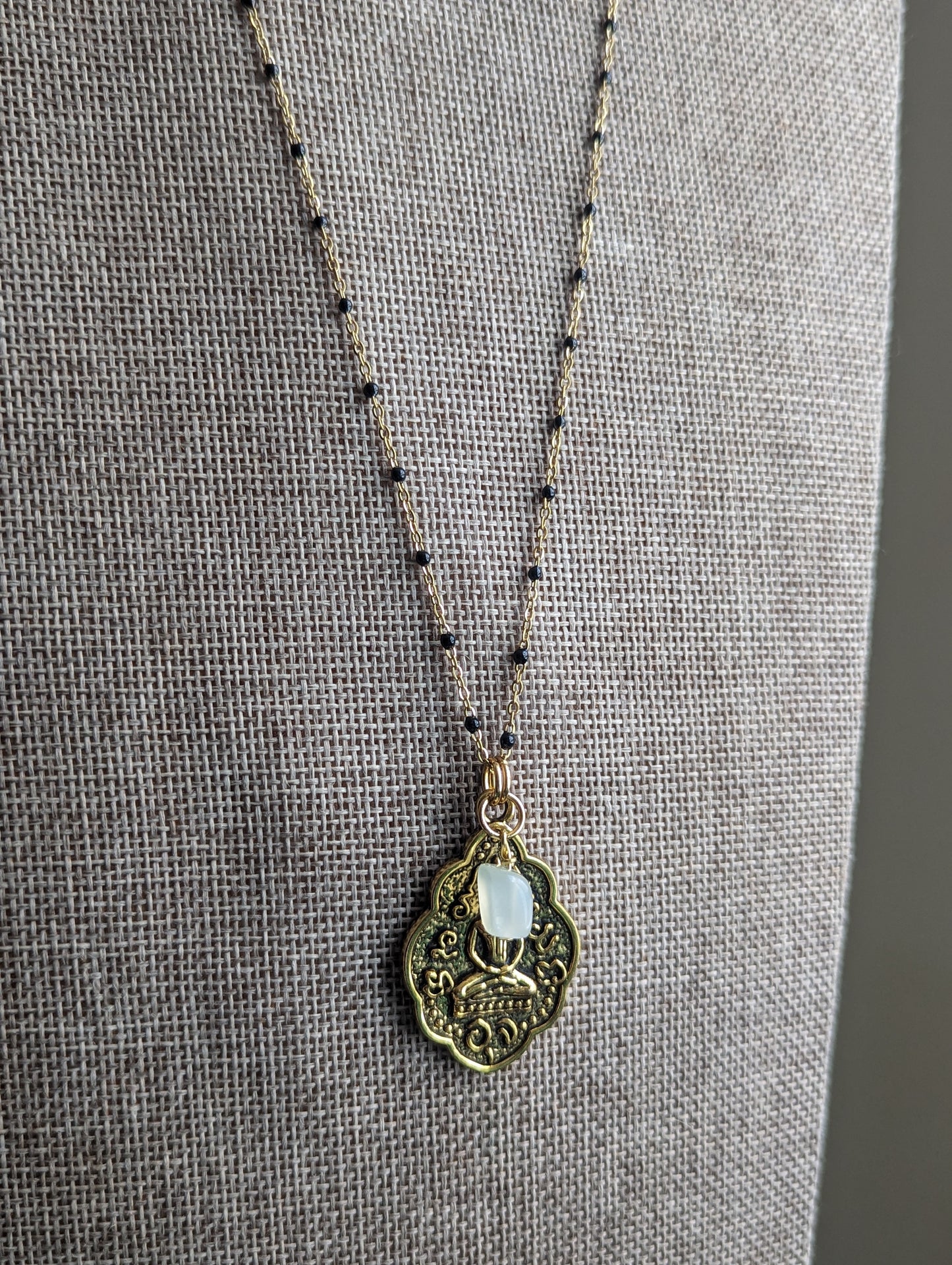 Colgante de Buda con cadena dorada y negra