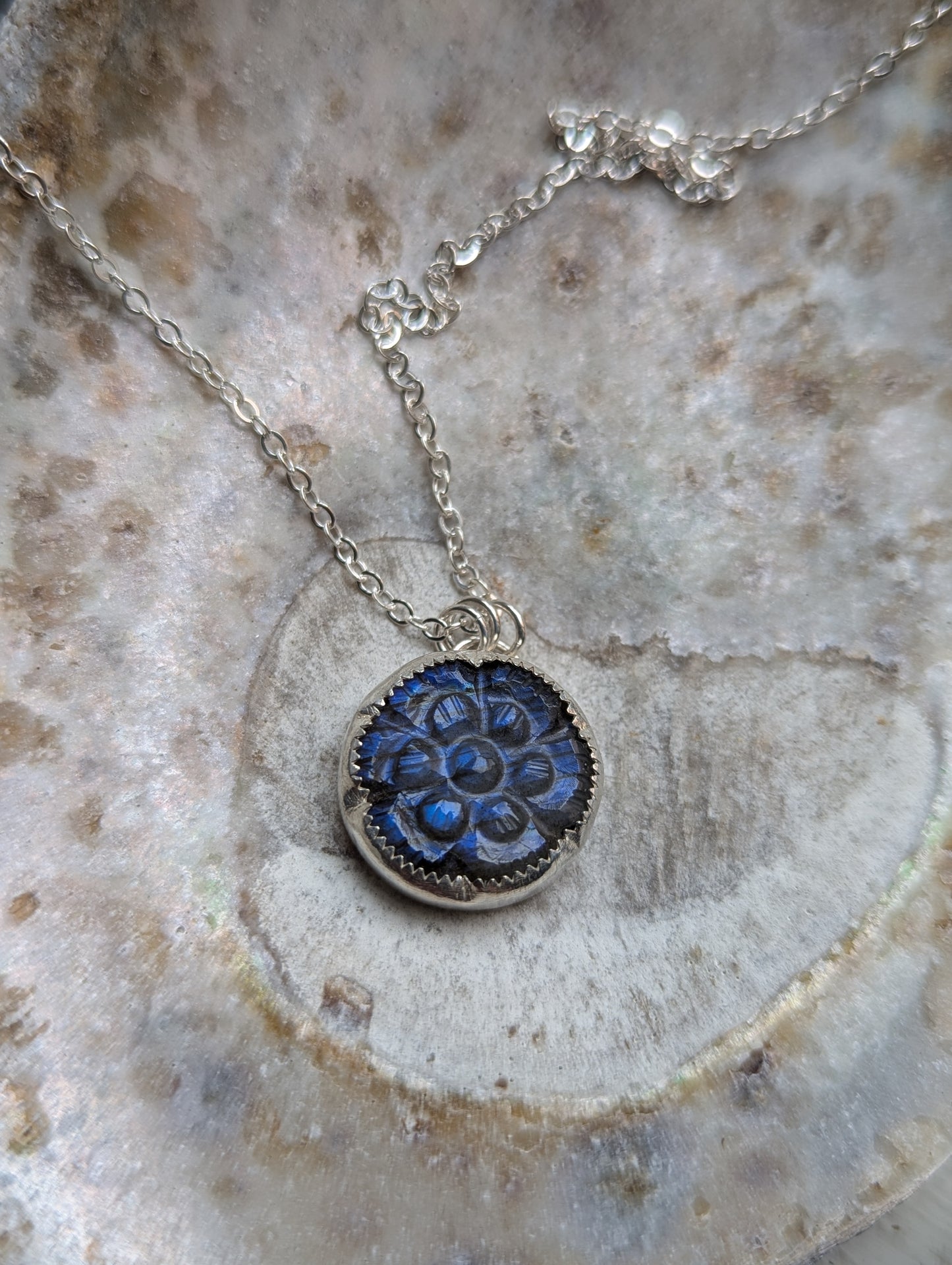 Collar de plata de ley con flor tallada de labradorita (RTS)
